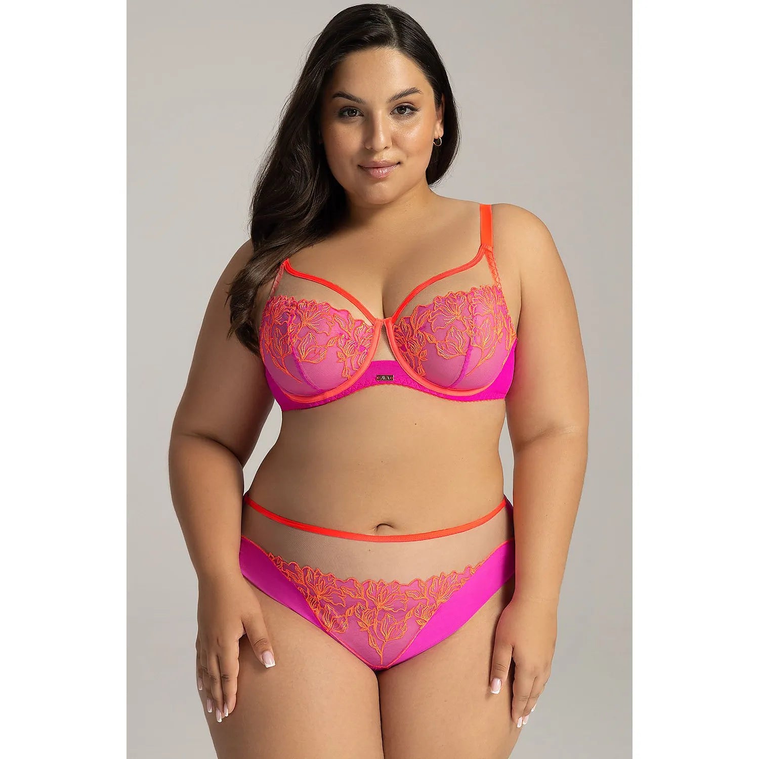 Ensemble lingerie rose orange brodé floral, dentelle élégante, soutien-gorge et culotte, maintien confort, style séduisant.