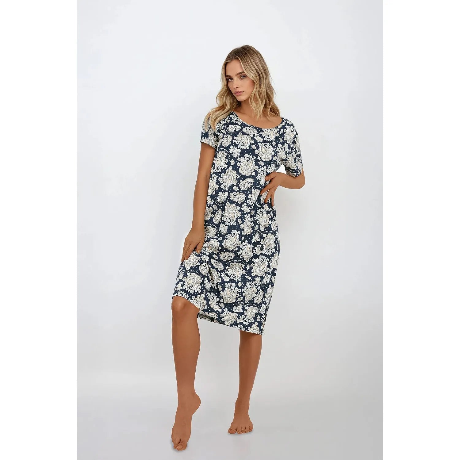 Chemise nuit féminine coton hypoallergénique doux respirant coupe droite longueur genoux décolleté rond manches courtes imprimé floral bleu marine confortable