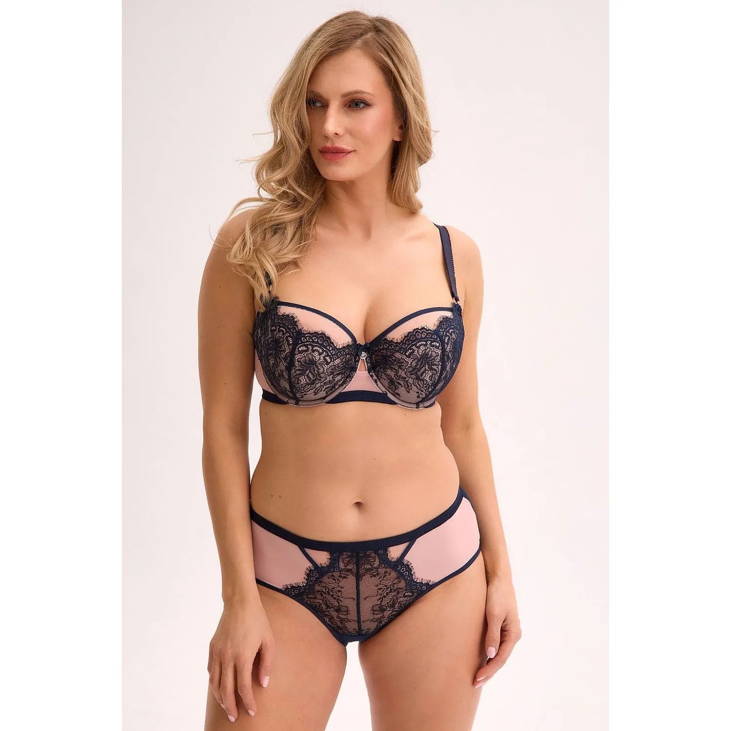 ensemble lingerie féminine sexy dentelle noire soutien gorge culotte ajustable soyeuse intime confort doublure coton invisible maintien armatures élégante