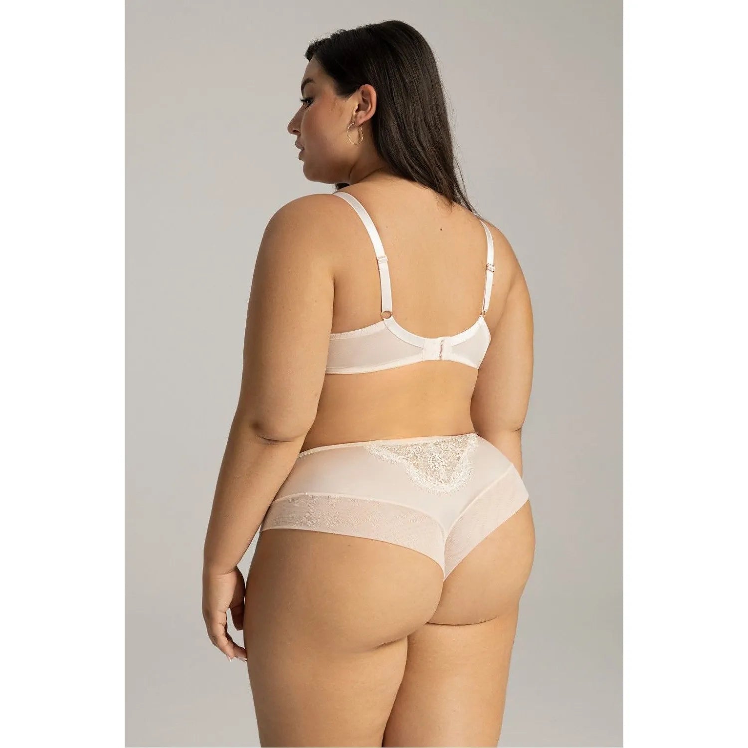 Culotte brésilienne Ava en dentelle et tulle beige, double nœud, élégance et sensualité, vue arrière sur mannequin.