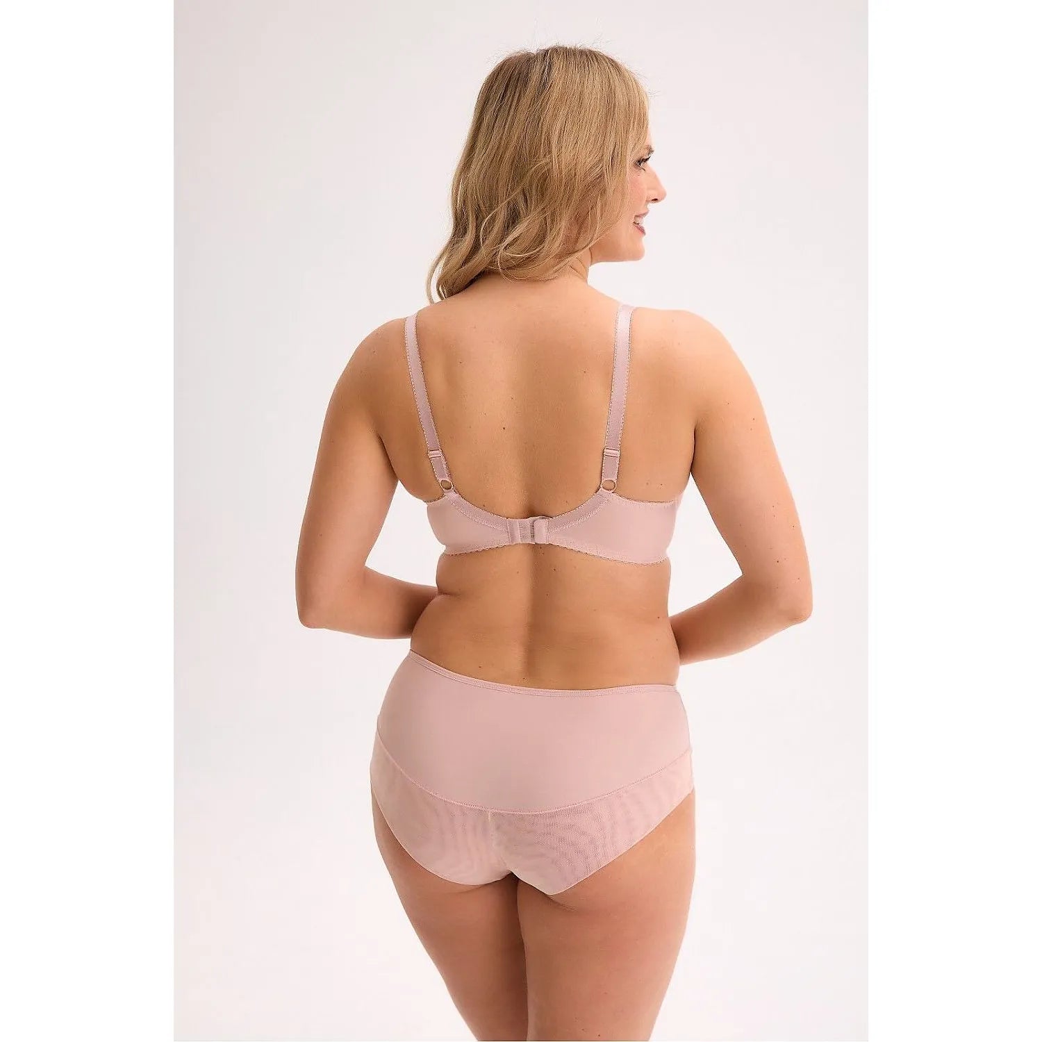Ensemble lingerie femme rose poudré, soutien-gorge armé et culotte haute dentelle florale, confort et élégance.