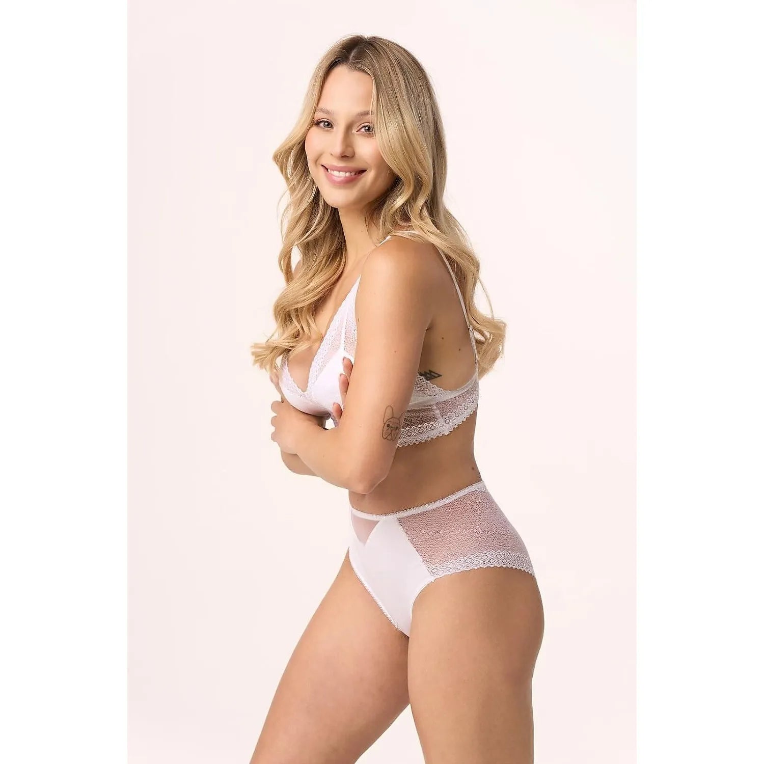 Ensemble lingerie blanc dentelle, soutien-gorge sans armature, culotte brésilienne taille haute, bretelles larges.