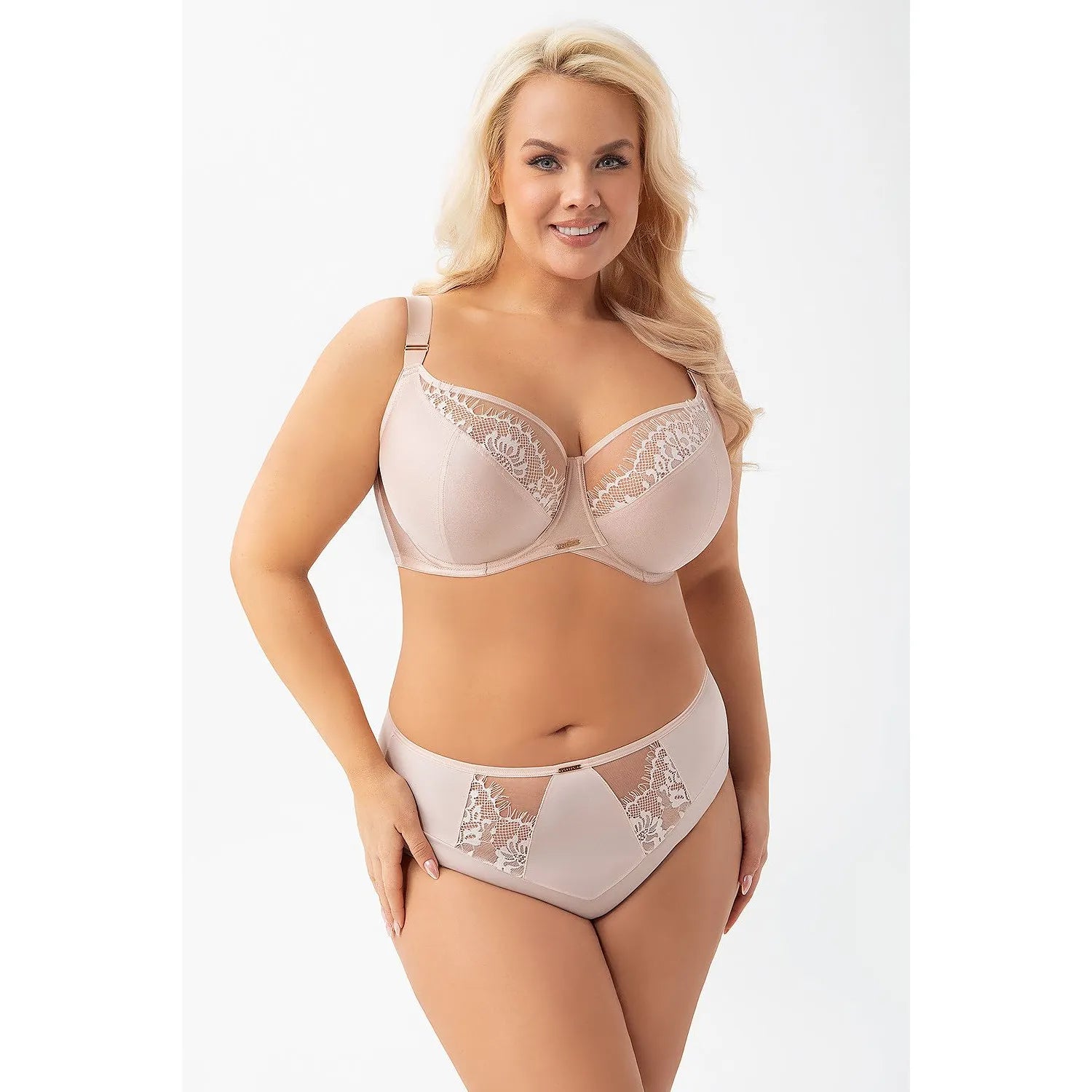 Culotte Gorsenia nude, dentelle élégante, taille haute, confort quotidien, design moderne et féminin.