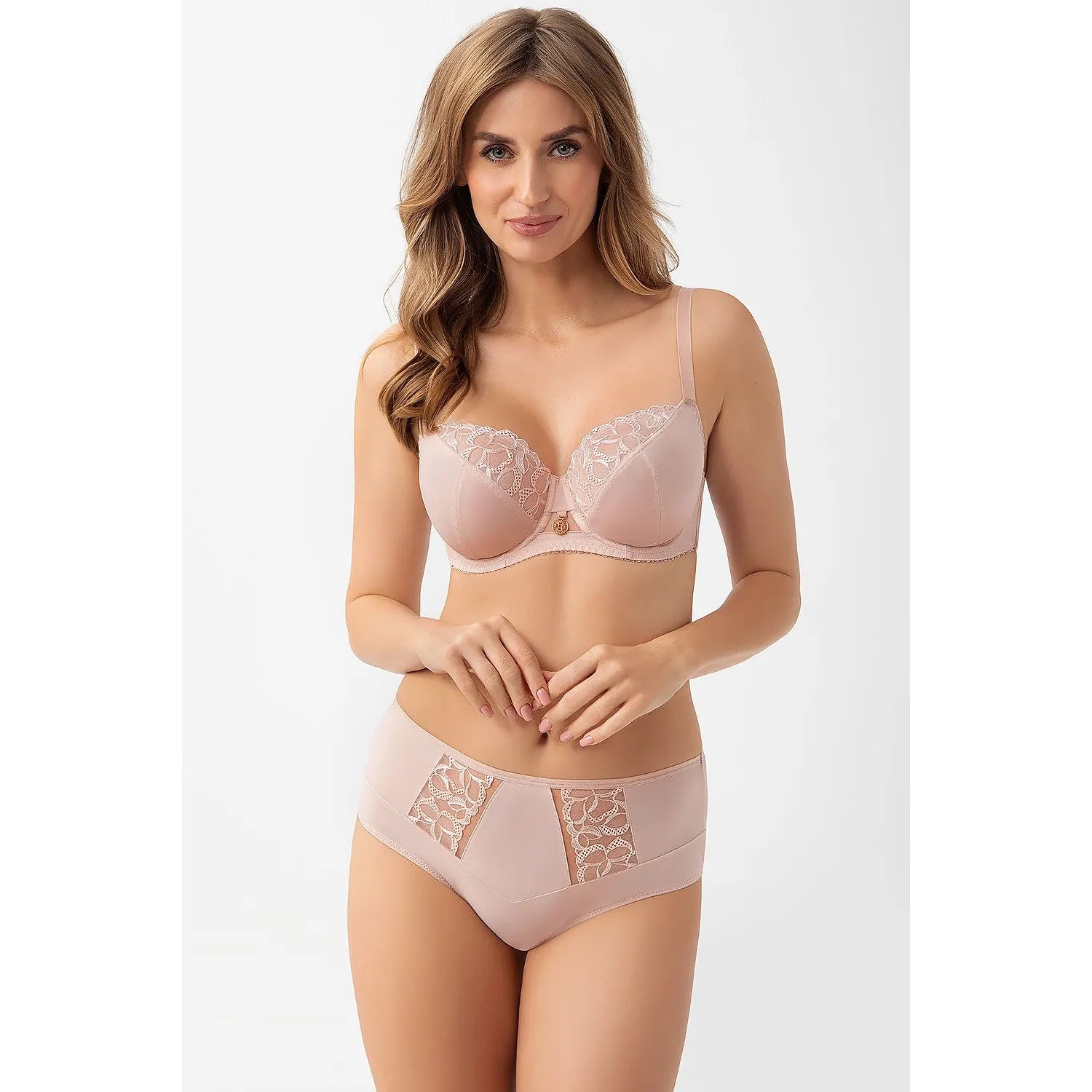 Culottes Gorsenia nude dentelle microfibre, coupe classique, ajustement parfait, élégance et confort pour tous les jours.