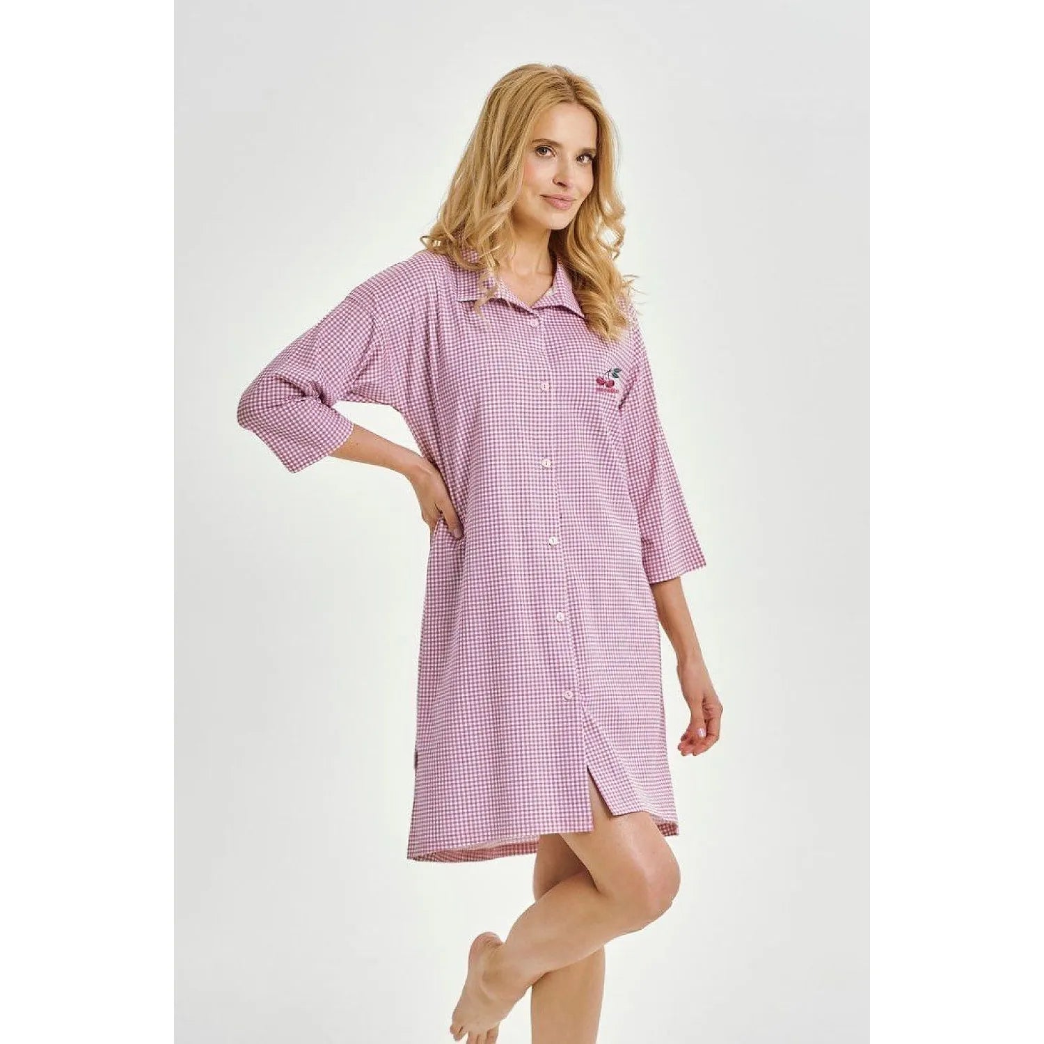 Chemise de nuit Vichy rose et blanc, manches 3/4, col classique, broderie cerise, coton 100% confort élégant.