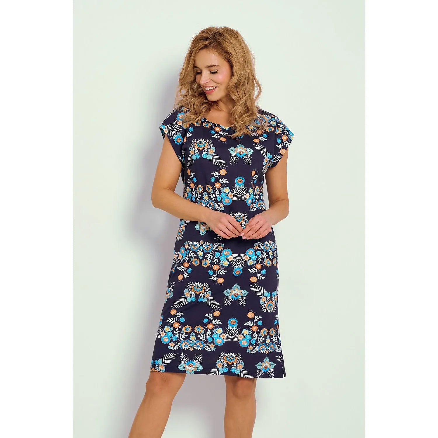 Chemise de nuit florale Taro 216264, coton bleu marine, manches courtes, genou, fentes latérales, confort nuit.