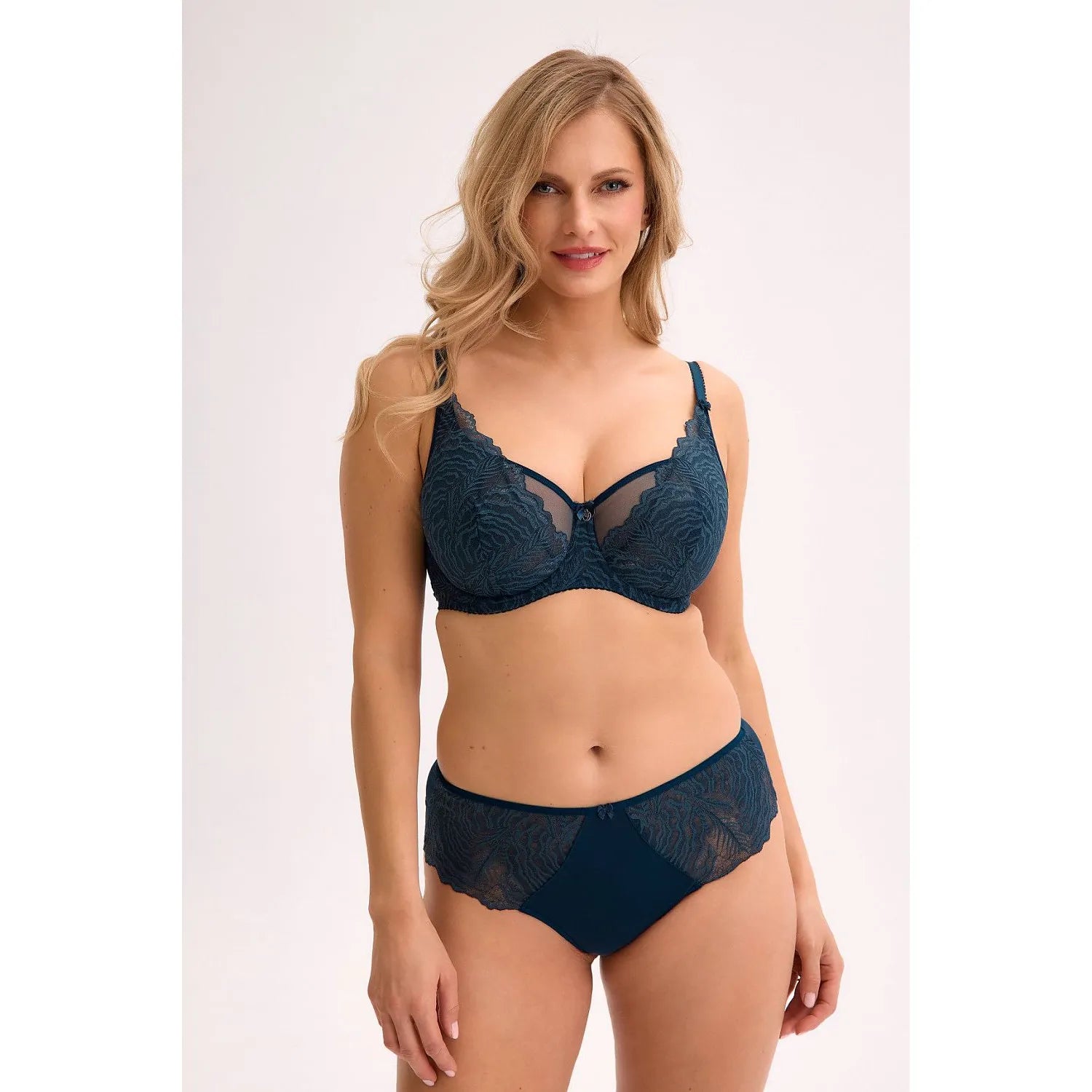 culotte brésilienne dentelle résille nœud bandes élastiques plates doublure coton extensible maintien confortable sexy élégante sophistiquée discrète quotidienne soirée