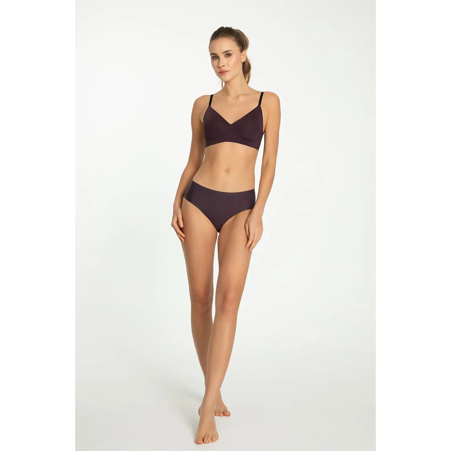 Culottes Julimex prune foncée, design minimaliste, microfibre extensible, bretelles ajustables, silhouette moderne.