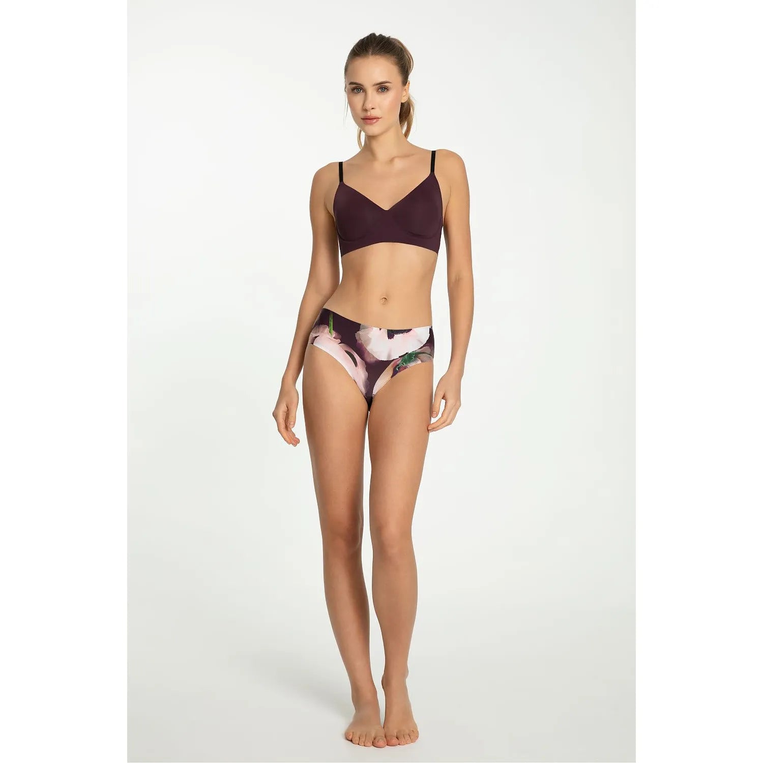 Ensemble lingerie Julimex prune floral, soutien-gorge sans armatures, culottes microfibre, bretelles réglables.