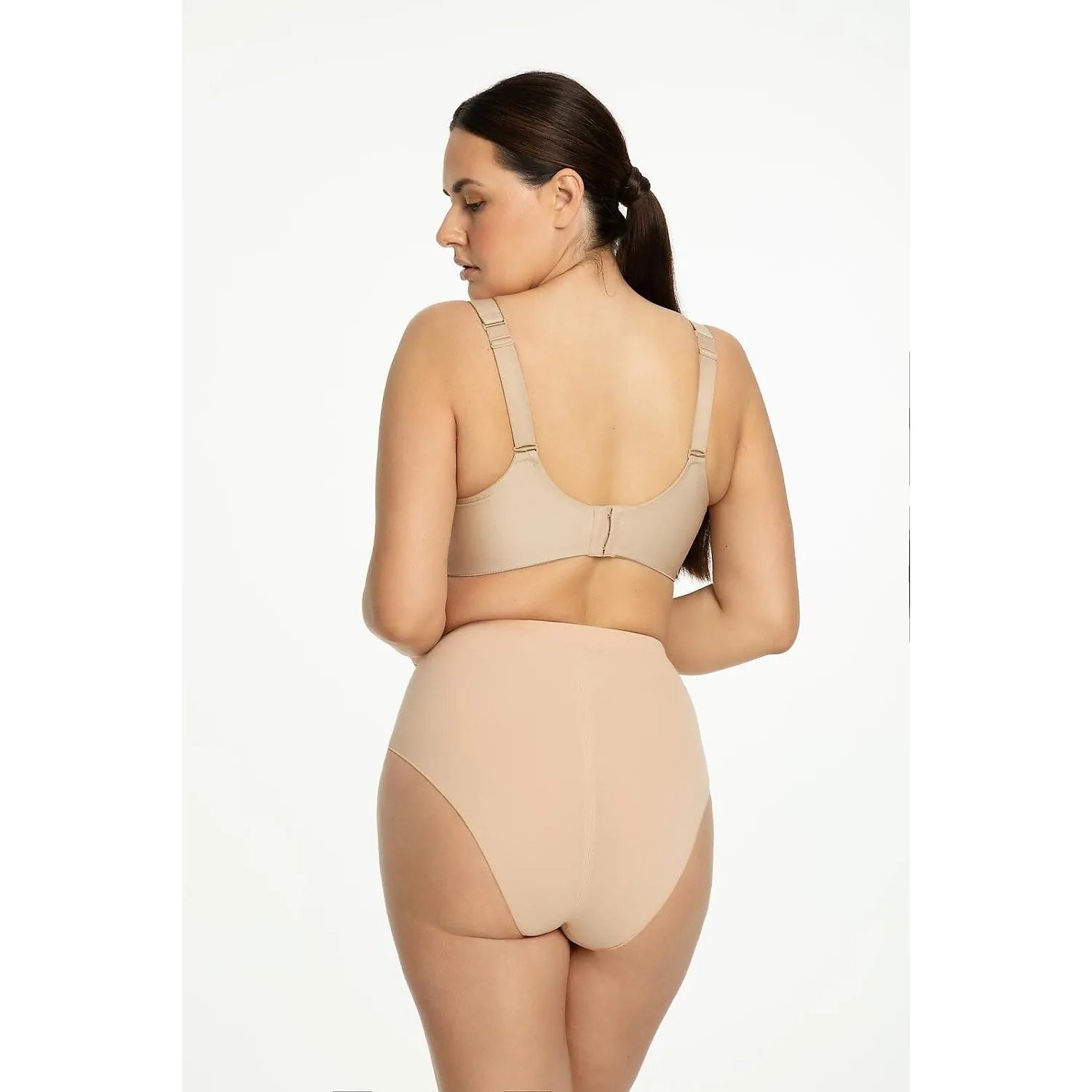 Culottes amincissantes beige taille haute Julimex, sans couture, effet sculptant, invisibles sous vêtements ajustés.