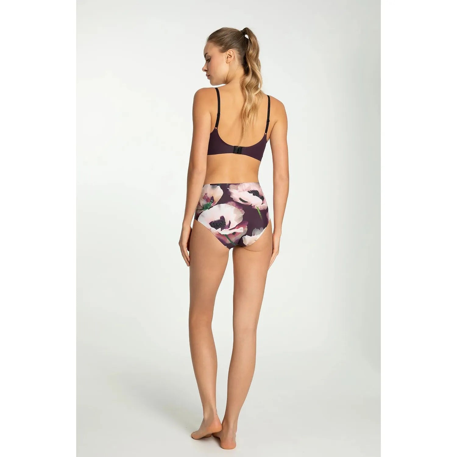 Ensemble lingerie Julimex 219146, soutien-gorge sans armature noir, culottes hautes florales, élégance et confort.