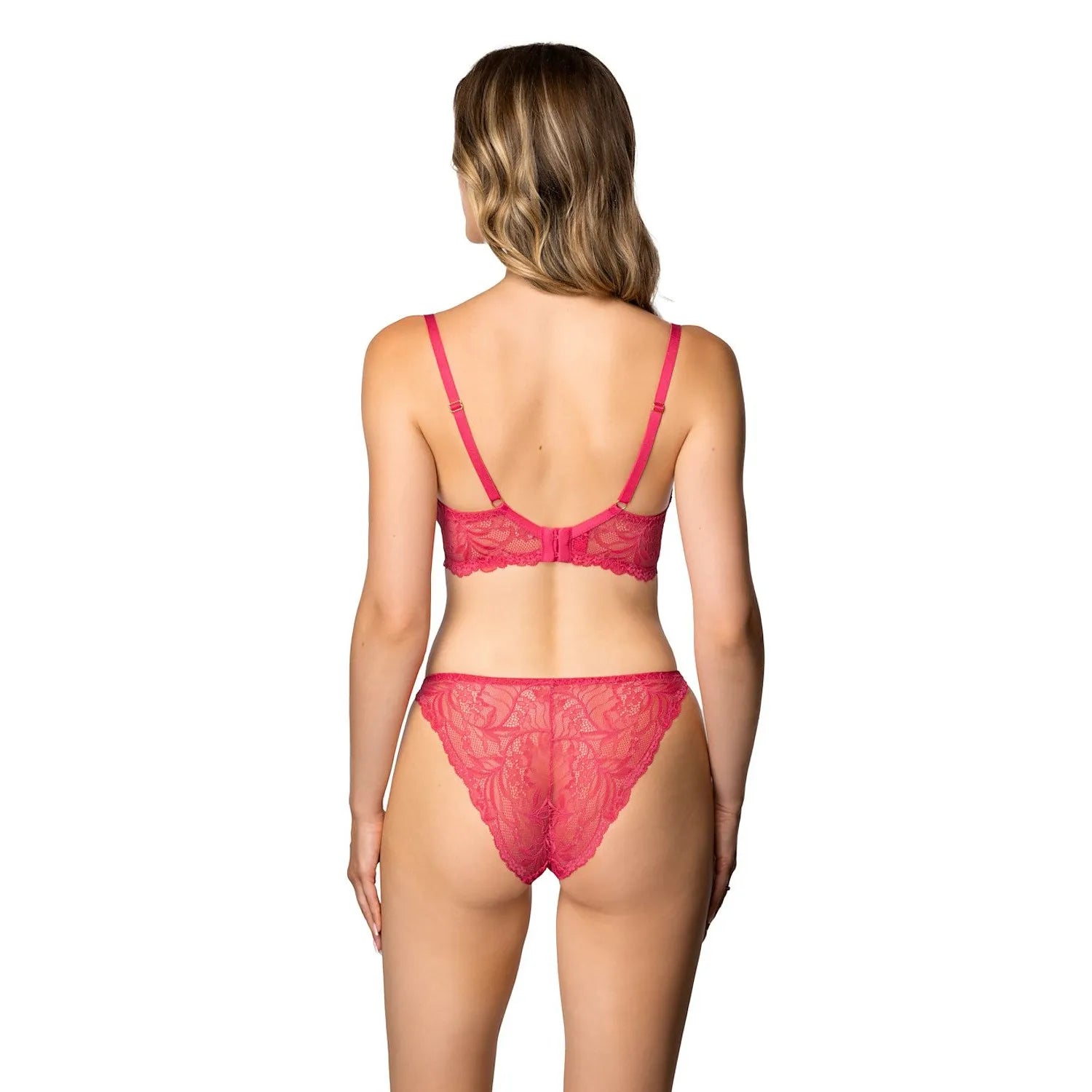 Culottes en dentelle framboise, motif subtil, ajustement parfait, confort et élégance, silhouette féminine mise en valeur.