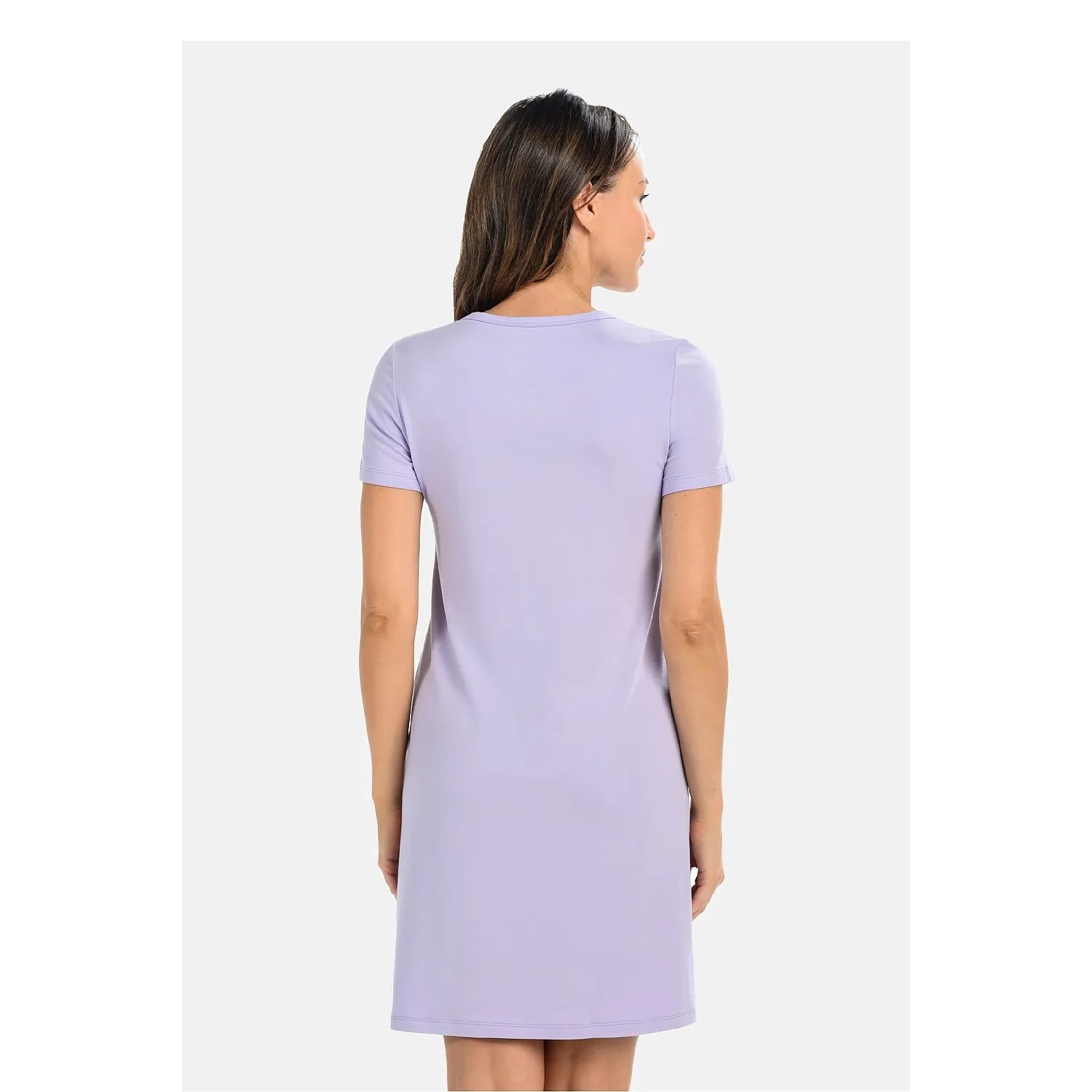 Chemise de nuit lavande pastel, manches courtes, boutons pression, coupe droite, genoux, viscose et lycra extensible.