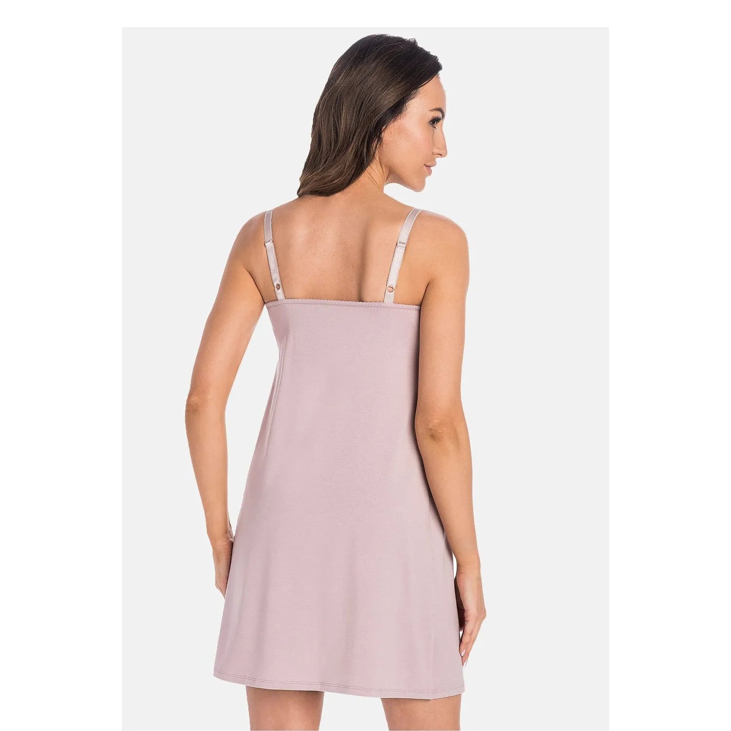 Chemise de nuit cacao Teyli 220144 en satin et dentelle, coupe A, bretelles ajustables, vue arrière, élégante et confortable.