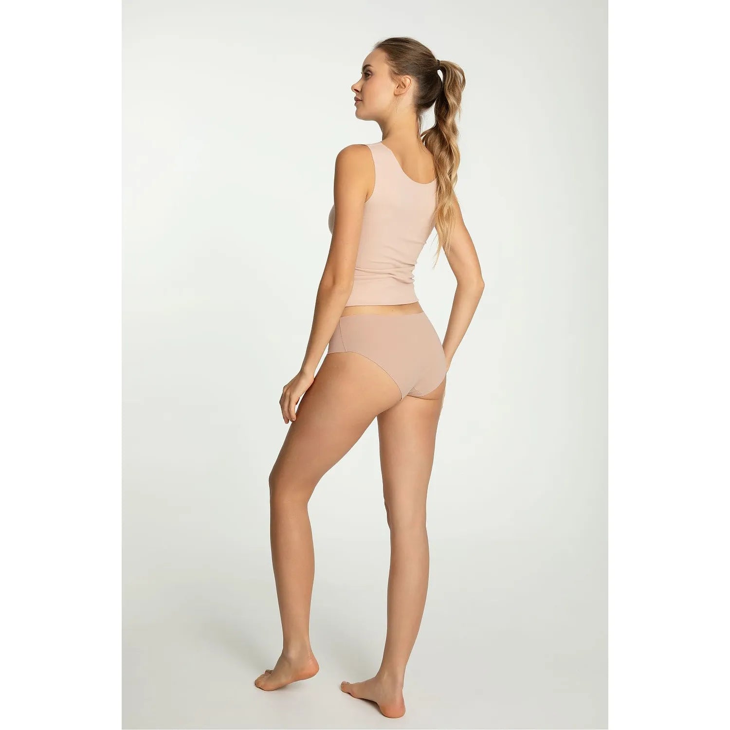 Ensemble lingerie NUITE nude, débardeur et culotte sans couture, confort quotidien, élégance discrète, femme de dos.