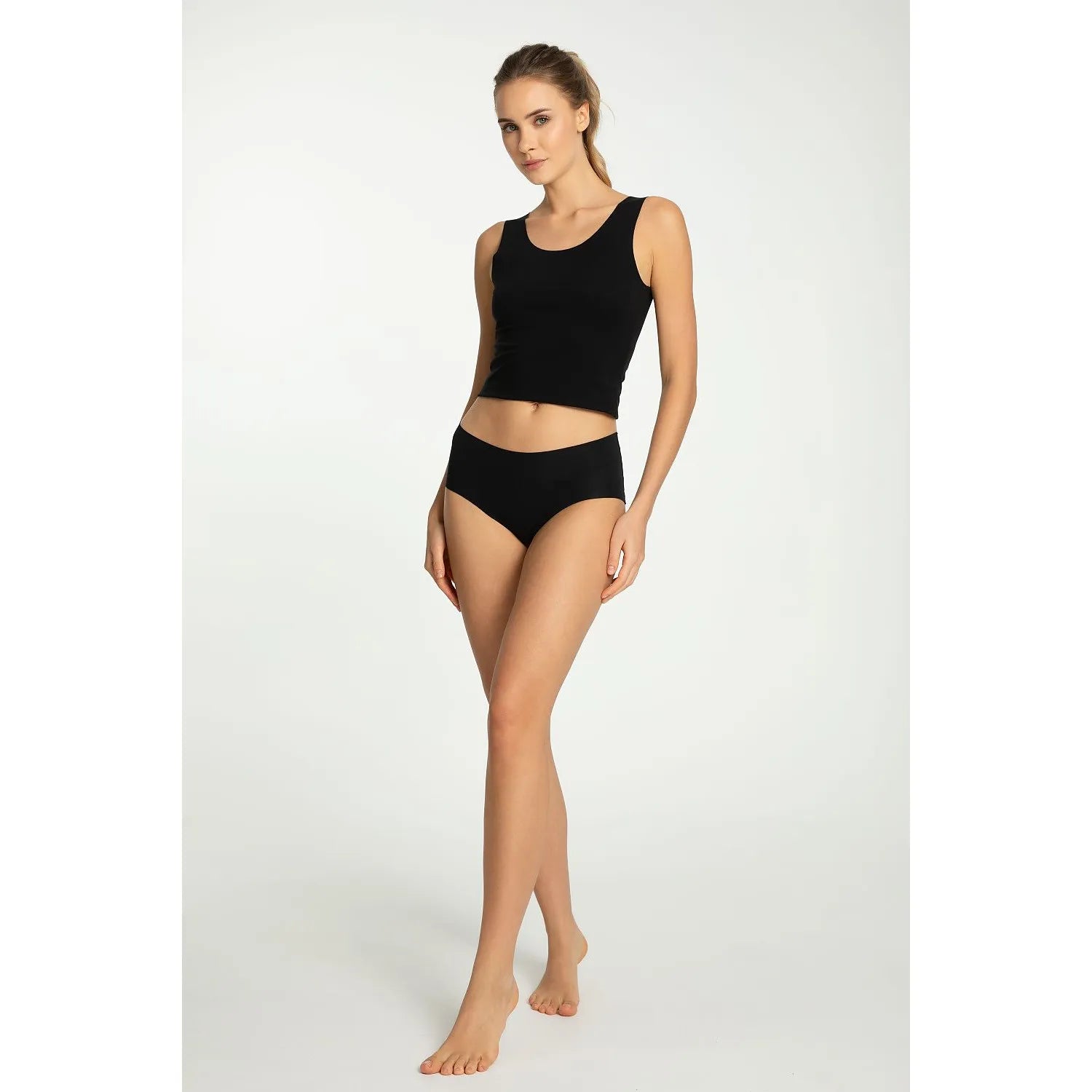 Culotte Julimex 220544 noire, taille haute, tissu extensible, coutures laser, élégante et confortable, ajustement parfait.