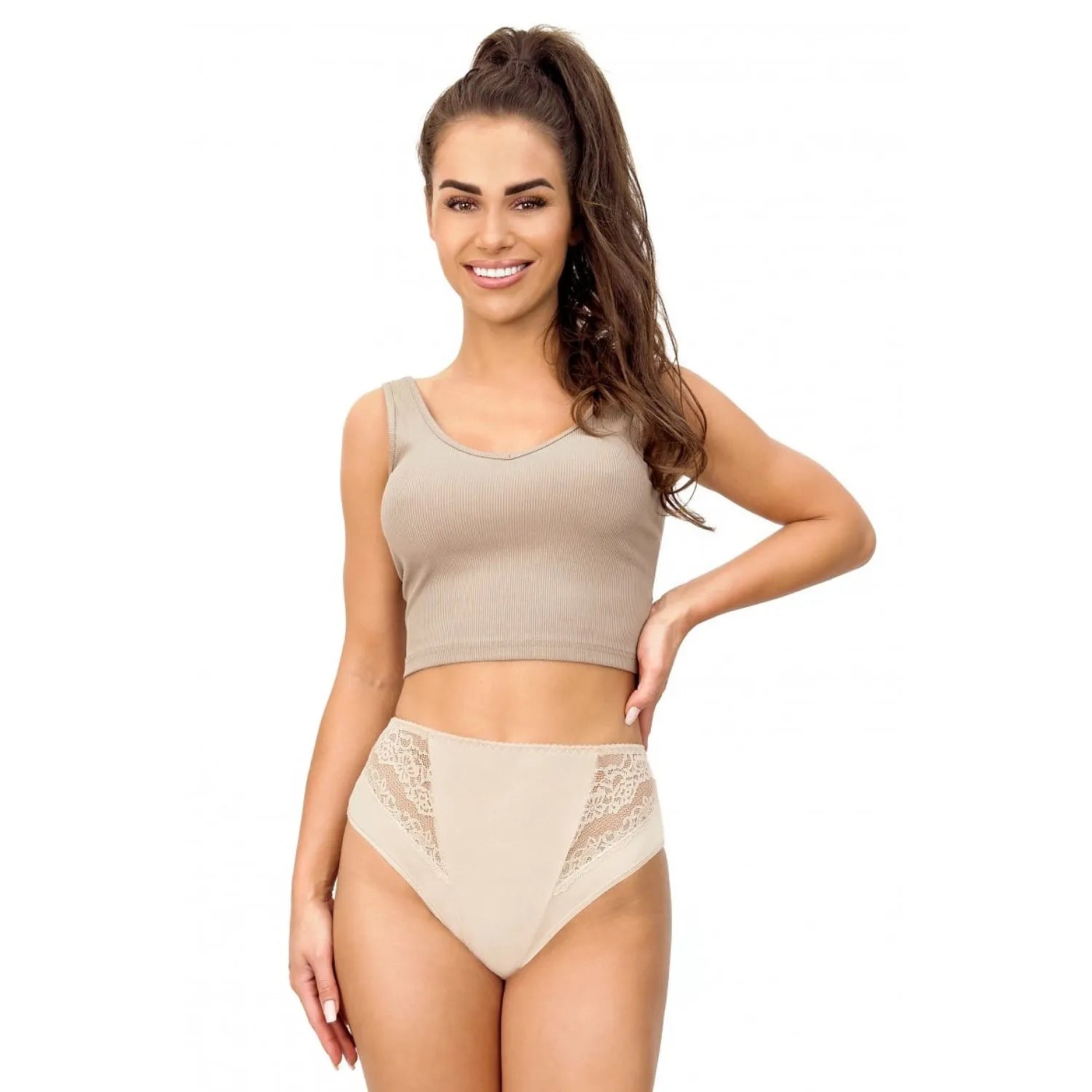 ensemble lingerie féminine élégante romantique débardeur court col évasé culotte haute dentelle florale beige satinée matière douce côtelée