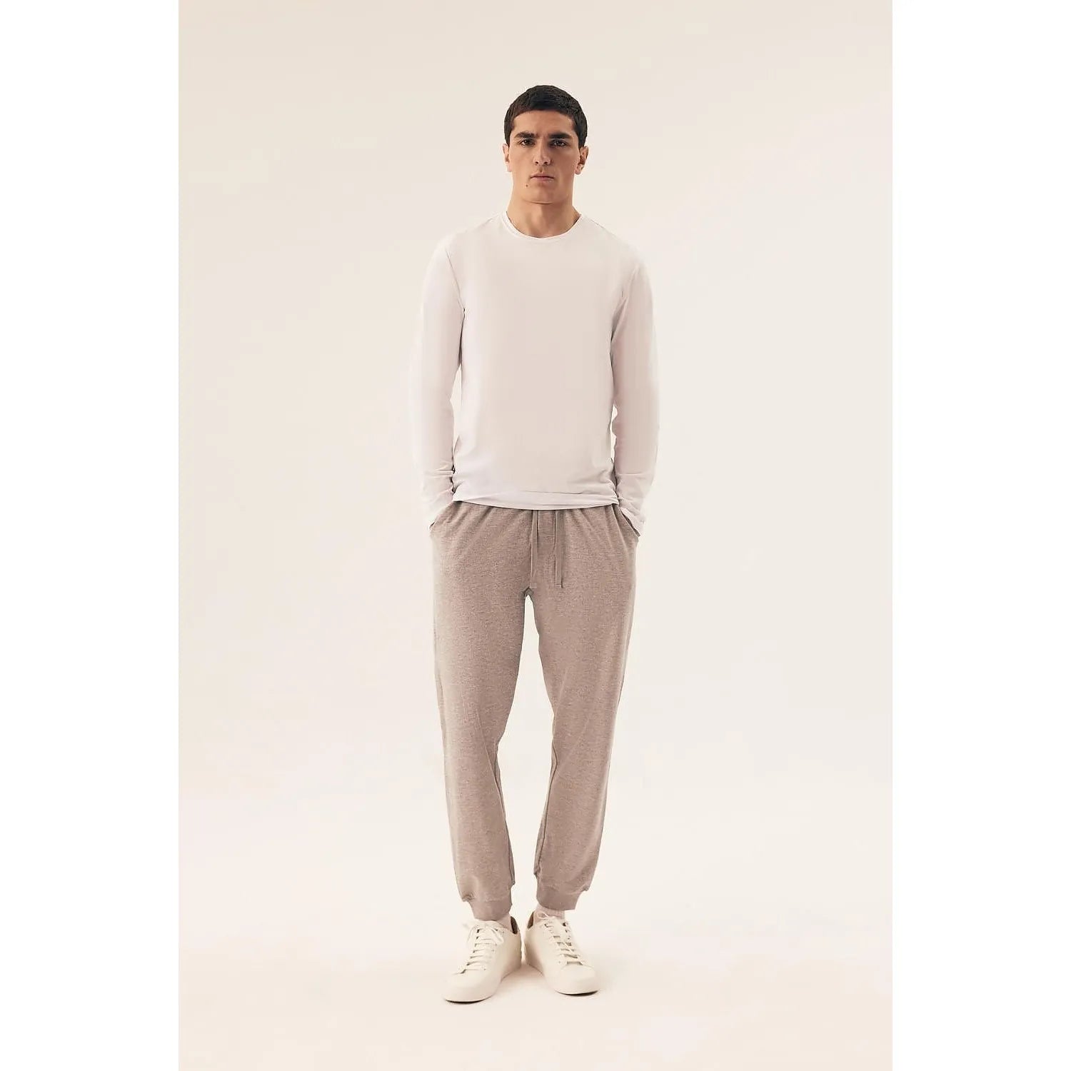 T-shirt manches longues blanc homme Henderson 220974, coupe ajustée, coton élasthanne, style épuré et confortable.
