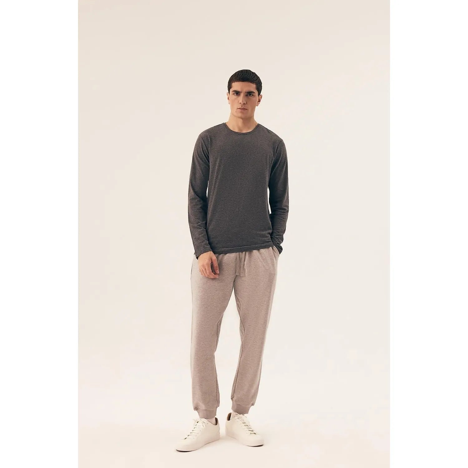T-shirt manches longues gris Henderson 220974 pour homme, coupe ajustée, coton élasthanne, style épuré et confortable.