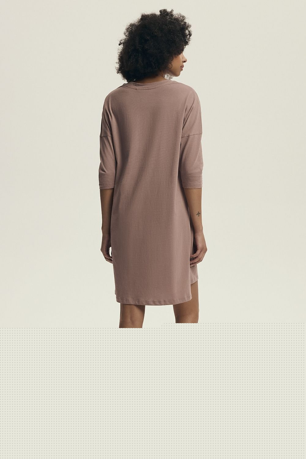 Chemise de nuit Henderson 220980 femme, manches 3/4, tissu rose doux, coupe ample, fentes latérales, élégante.