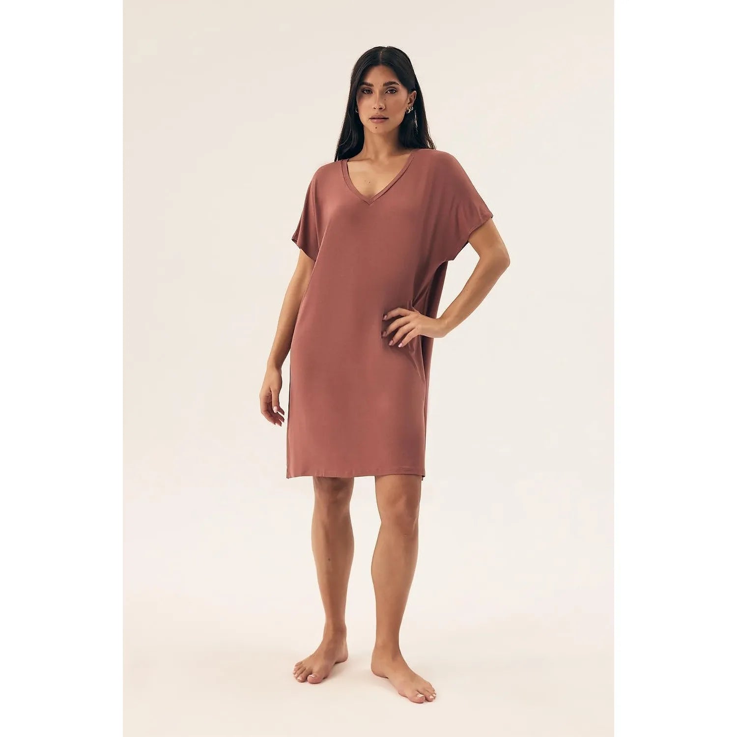 Chemise de nuit rose en viscose, manches courtes, col V, longueur genoux, élégante et confortable pour femme.