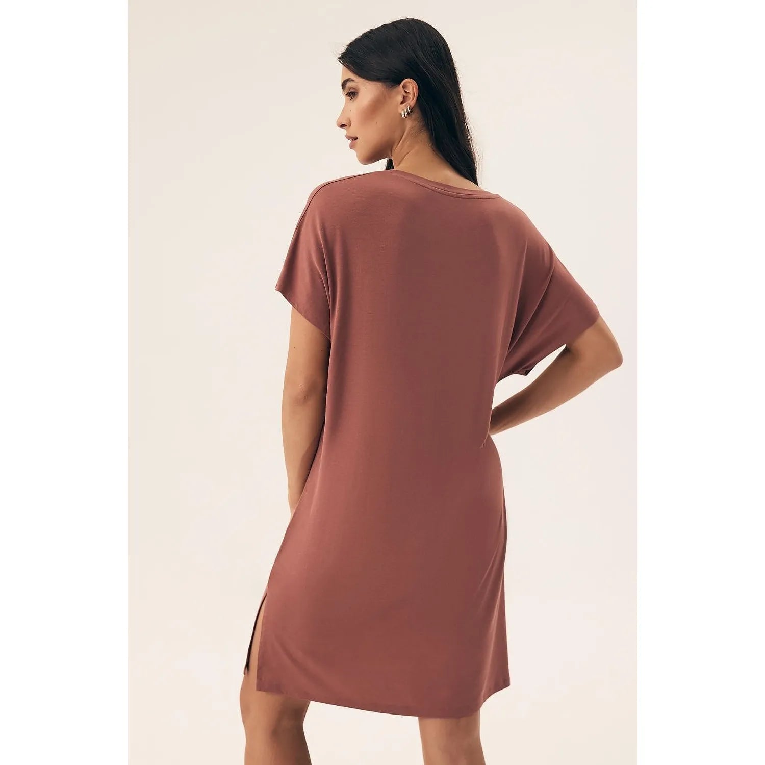 Chemise de nuit ample en viscose douce, couleur rose, manches courtes, coupe élégante pour détente et bien-être nocturne.