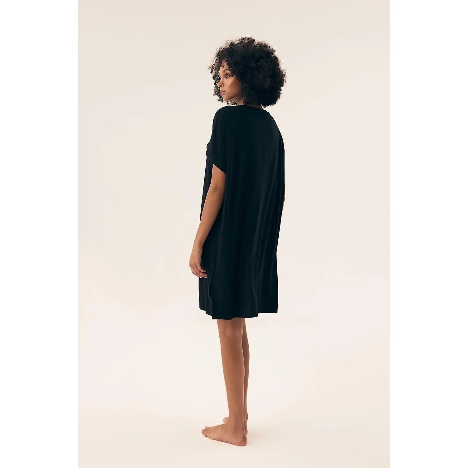 Chemise de nuit noire en viscose, coupe ample, manches courtes, longueur genou, décolleté V, modèle Henderson 220982.