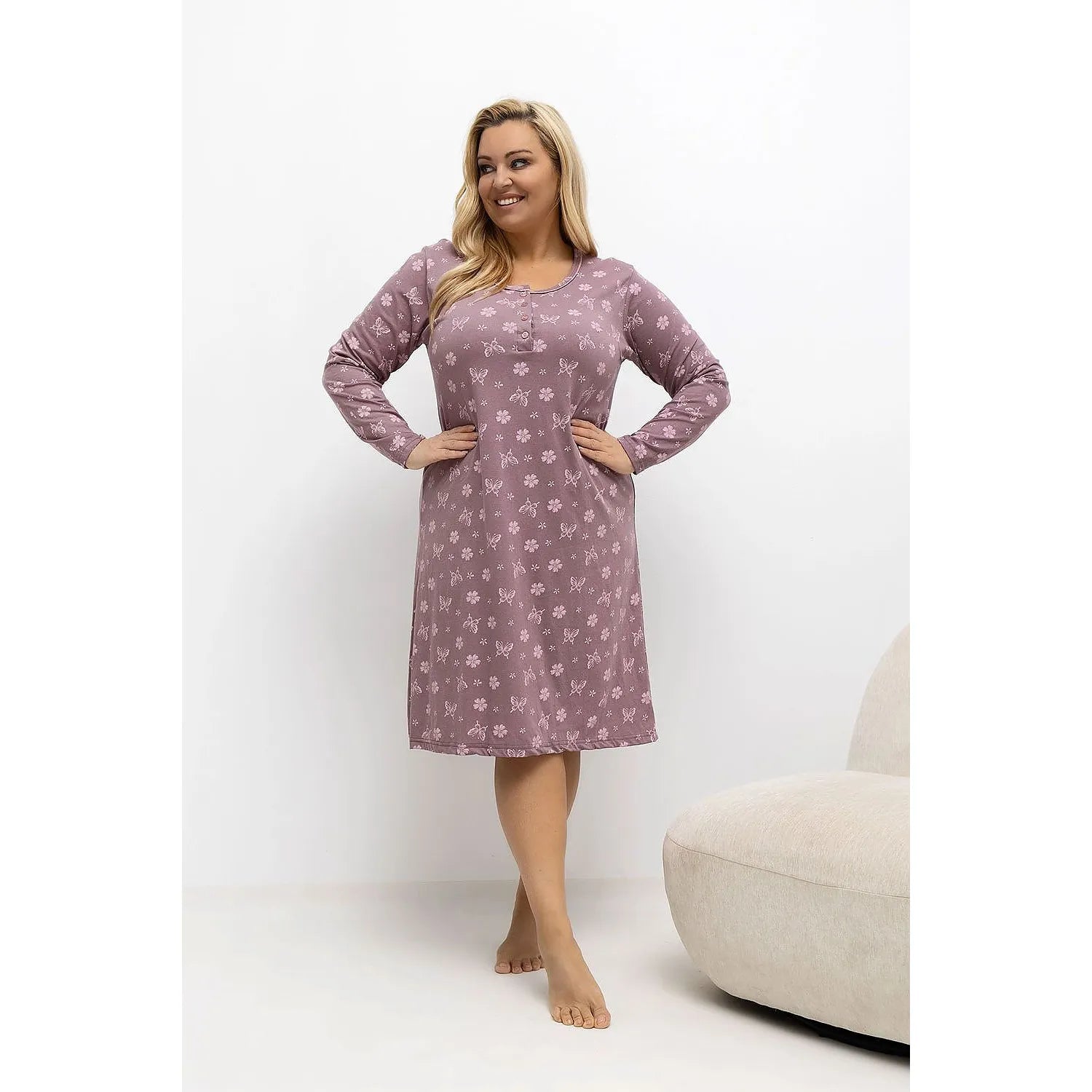 Chemise de nuit grande taille en coton rose, imprimé fleurs et papillons, manches longues, col rond, longueur genou.