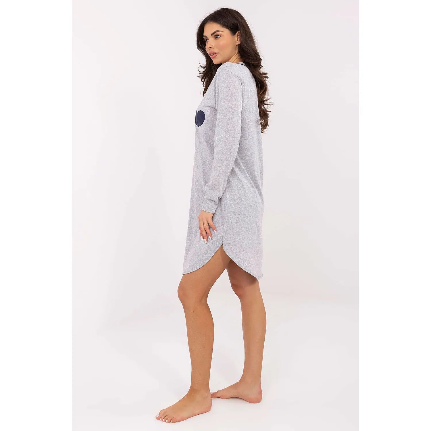 Chemise de nuit grise en coton doux, manches longues, décolleté V, imprimé cœur sur poitrine, élégante et féminine.