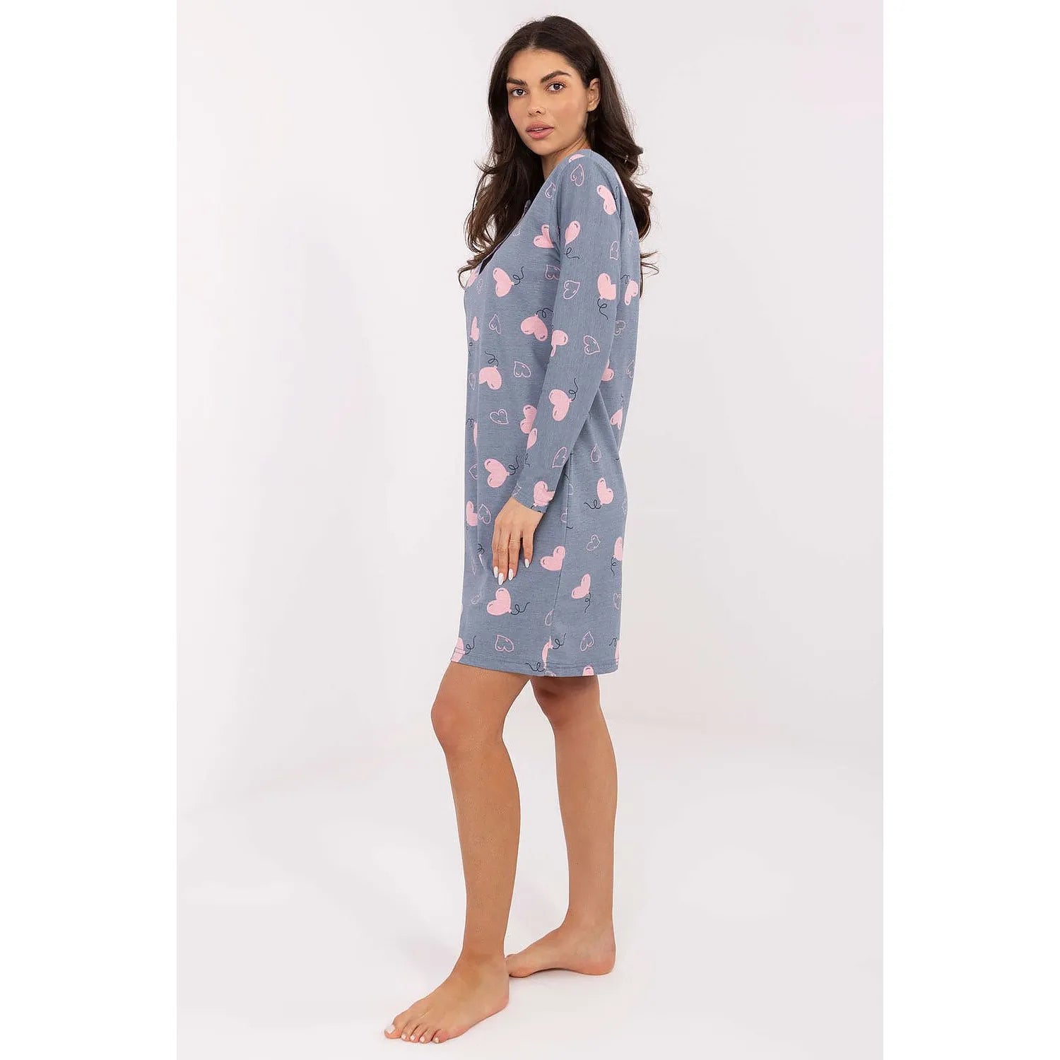Chemise de nuit femme bleue à imprimé cœurs roses, manches longues, décolleté en V, coton respirant, élégante et confortable.