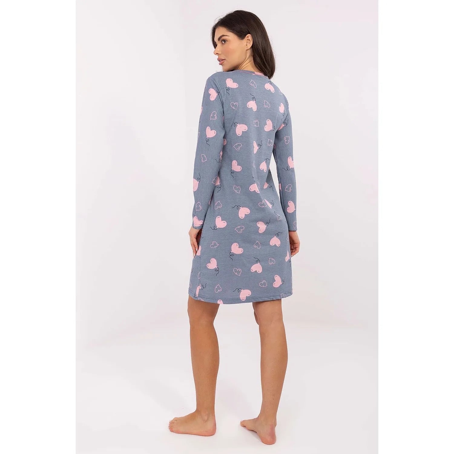 Chemise de nuit femme bleu à imprimé cœurs roses, manches longues, décolleté V, coton respirant, style romantique.