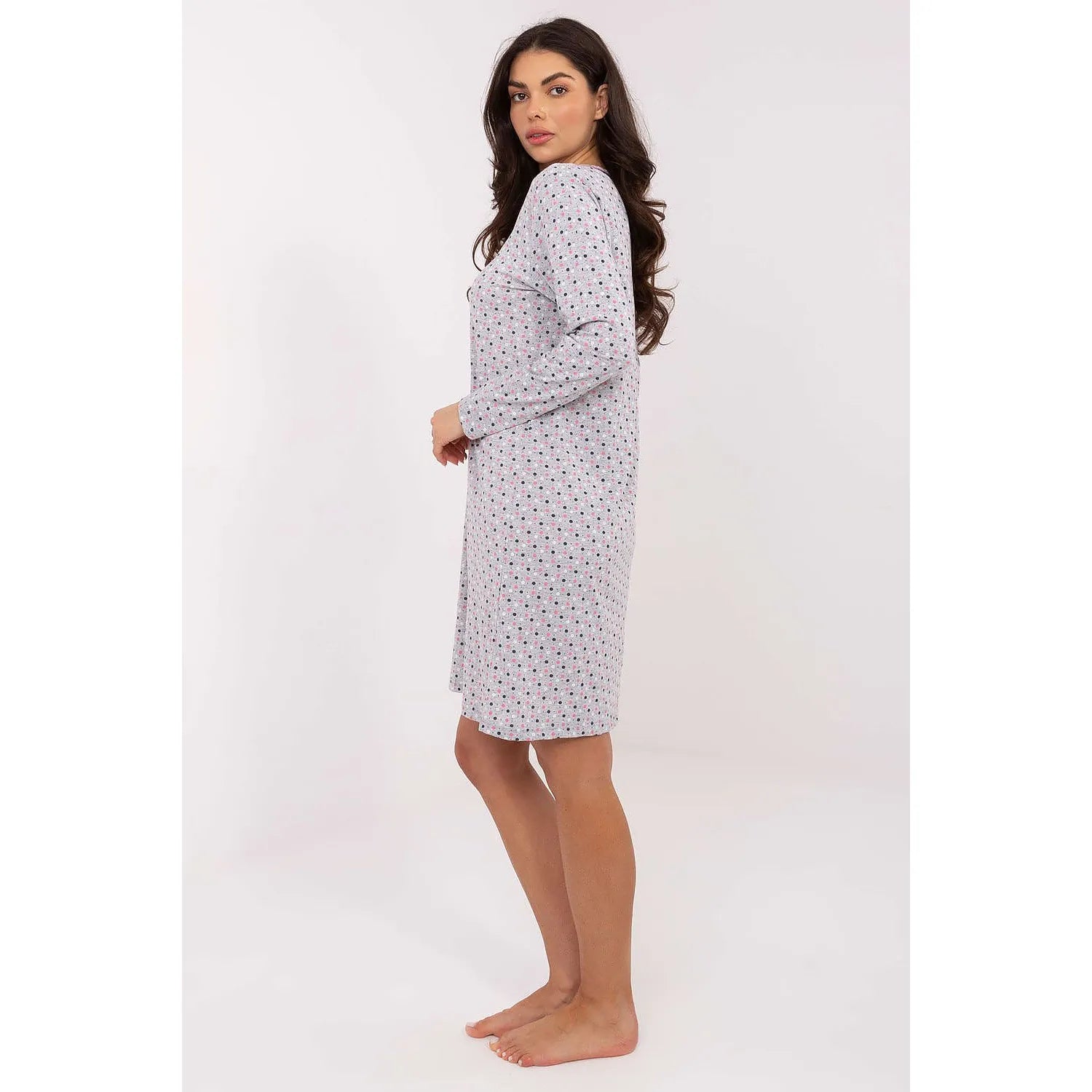 Chemise de nuit femme imprimé coloré, manches longues, décolleté dentelle, coton doux, confort et élégance pour la nuit.
