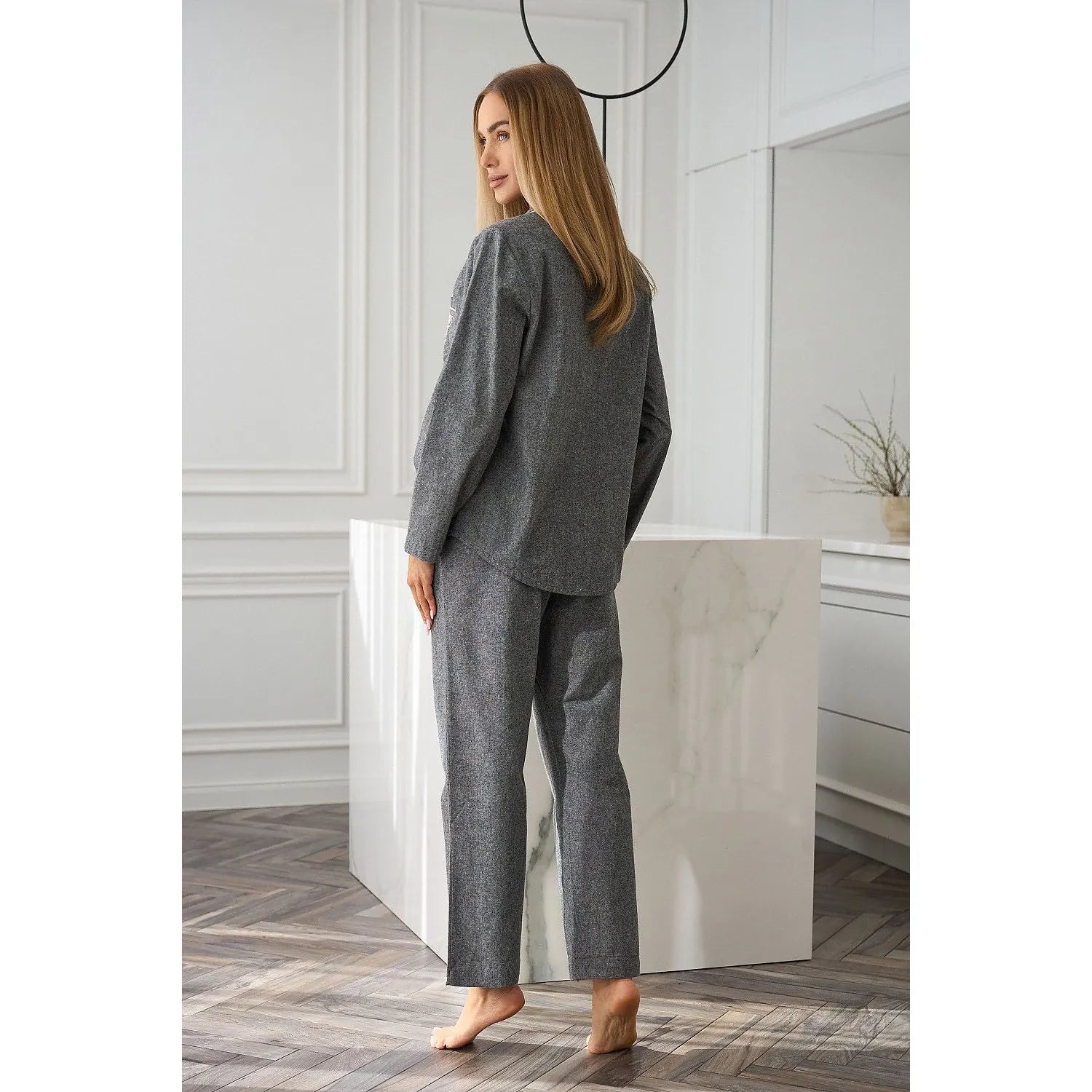 Chemise de nuit femme grise en coton, manches longues, broderie chic, élégante et confortable, vue de dos.