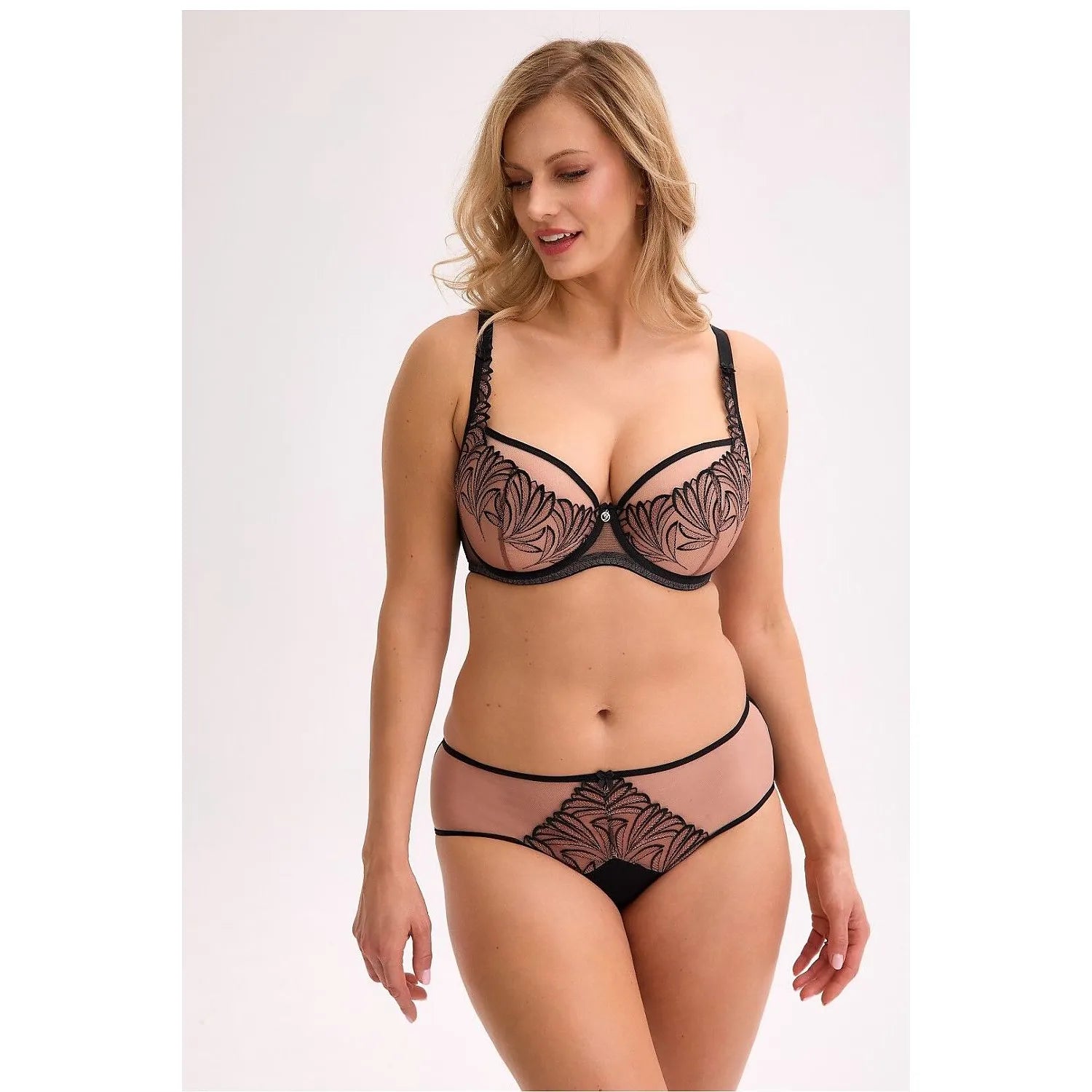 culottes microfibre douces confortables côtés couverts ajustées silhouette broderie délicates résille subtiles bande élastique plates invisibles doublure coton emballage esthétique