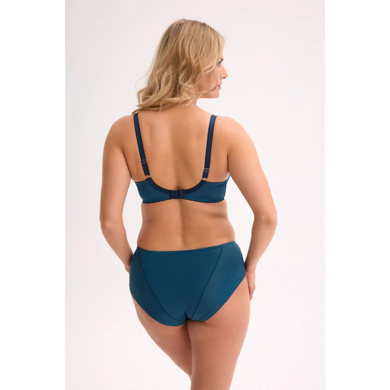 Culotte bleu microfibre dentelle, silhouette élégante, ceinture élastique, confort optimal, lingerie féminine raffinée.