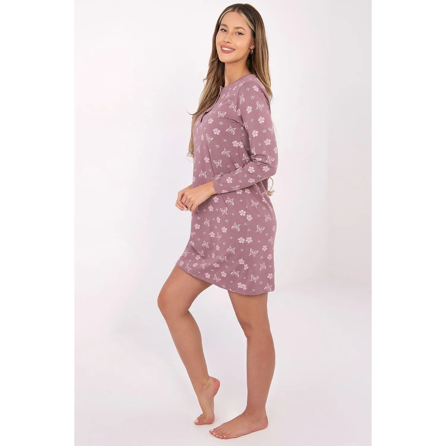 Chemise de nuit rose à manches longues, motifs fleurs et papillons, col rond, coton doux et respirant, style romantique.