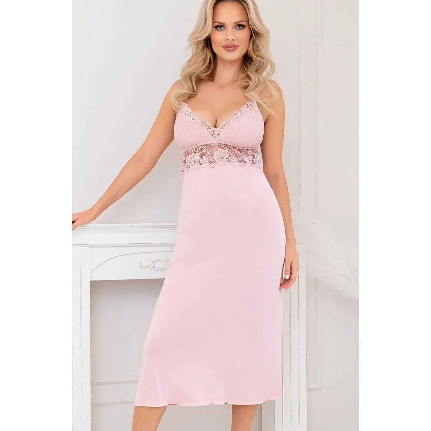 Chemise de nuit maxi rose avec dentelle, élégante et confortable, pour femme, style Donna, charme et sensualité.