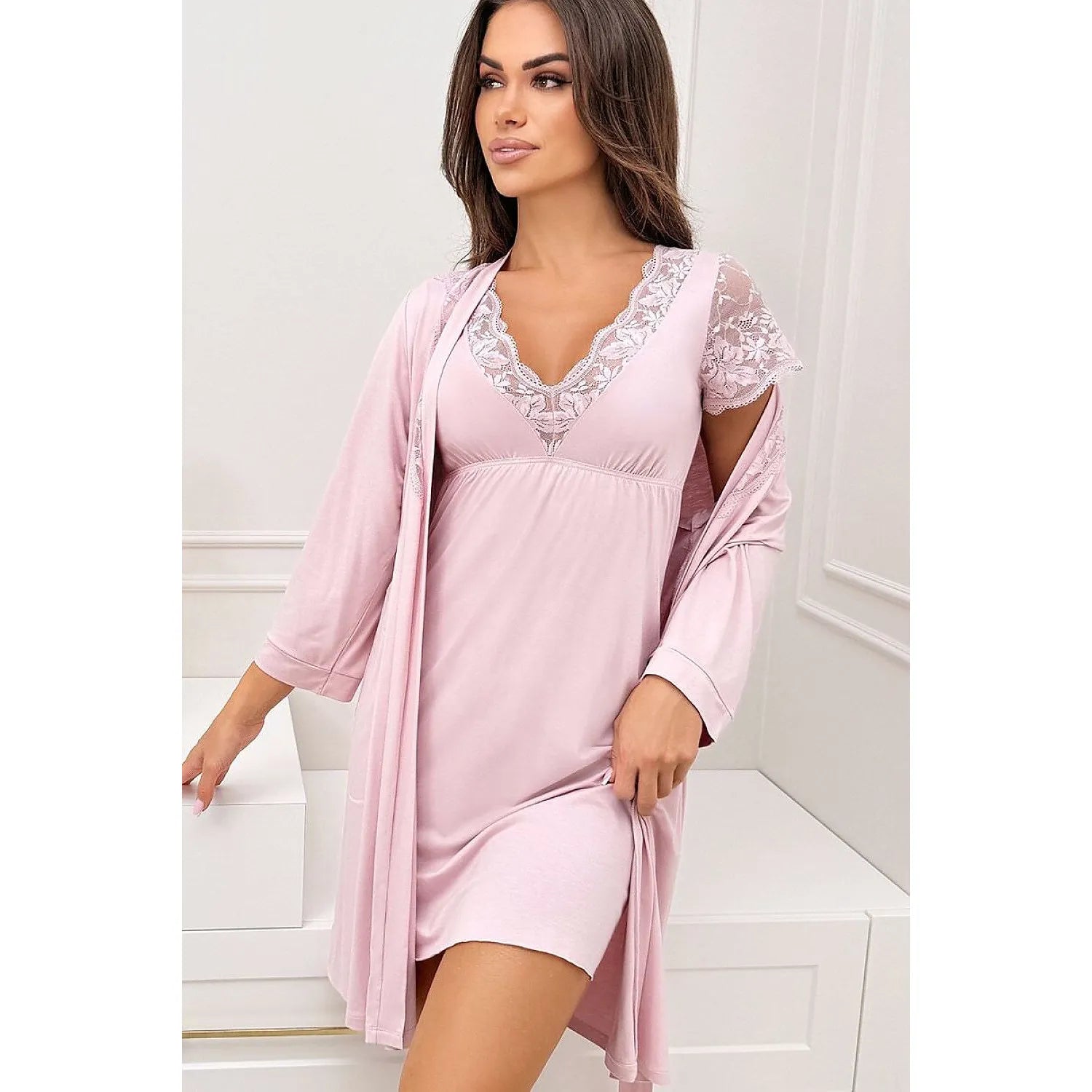Chemise de nuit rose mi-longue en dentelle, décolleté en V, manches courtes, élégante et confortable pour femme.