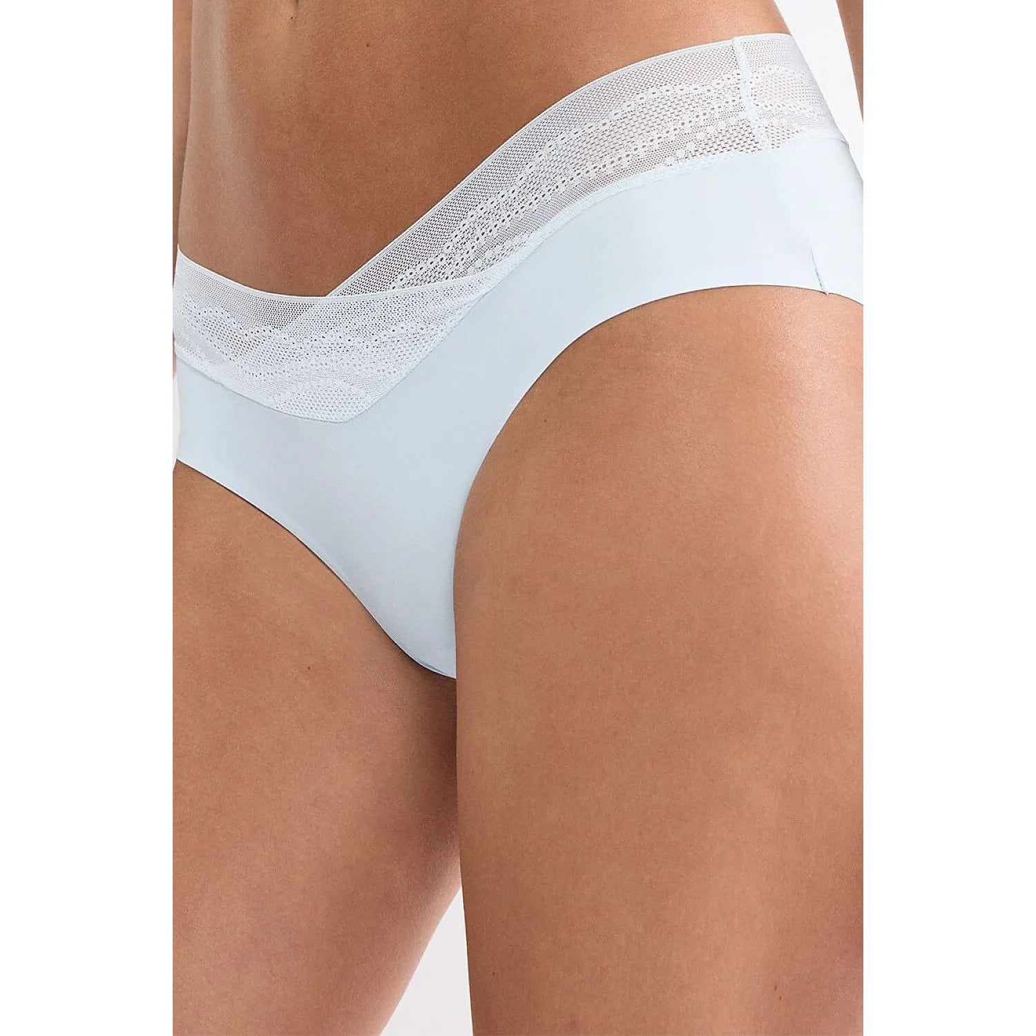 Culotte hipster Triumph bleu clair en microfibre et dentelle recyclée, confort invisible, ajustement parfait.