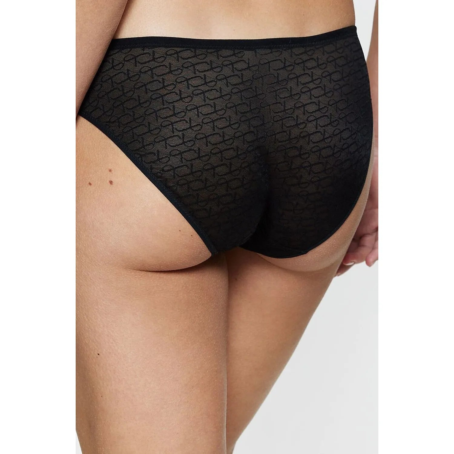 Culotte Tai noire en dentelle délicate, ajustement parfait, confort invisible, élégance quotidienne pour femmes.