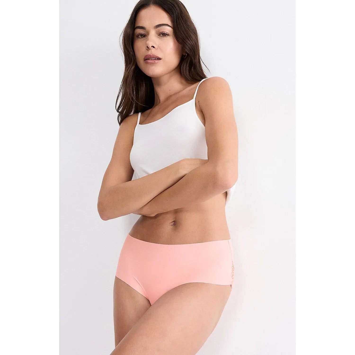 Culottes invisibles roses en microfibre écologique avec dentelle, confort quotidien Triumph, portées par un mannequin.