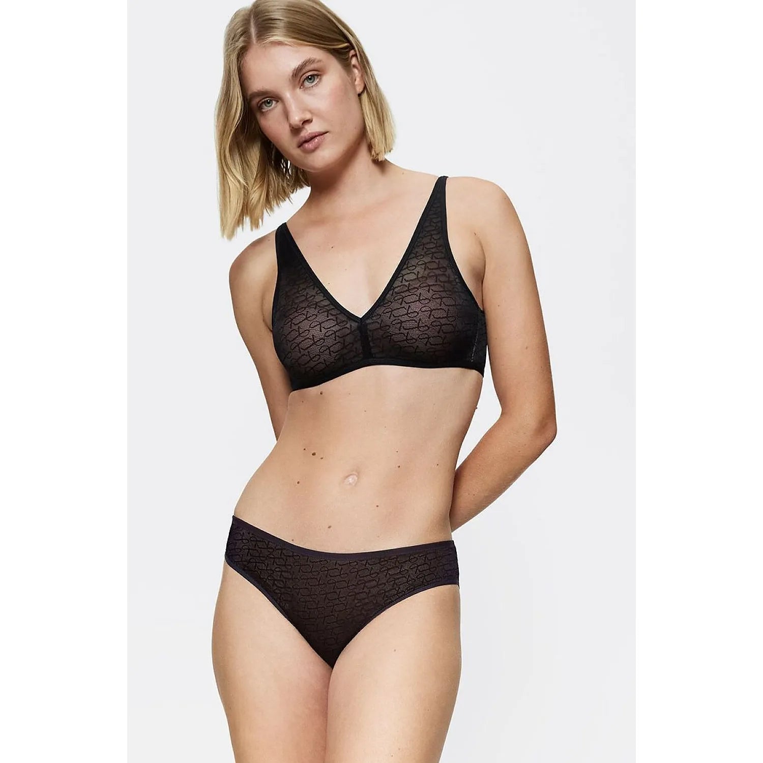 Culottes Tai noires en dentelle délicate, ajustement parfait, élégance et confort invisible pour femmes.