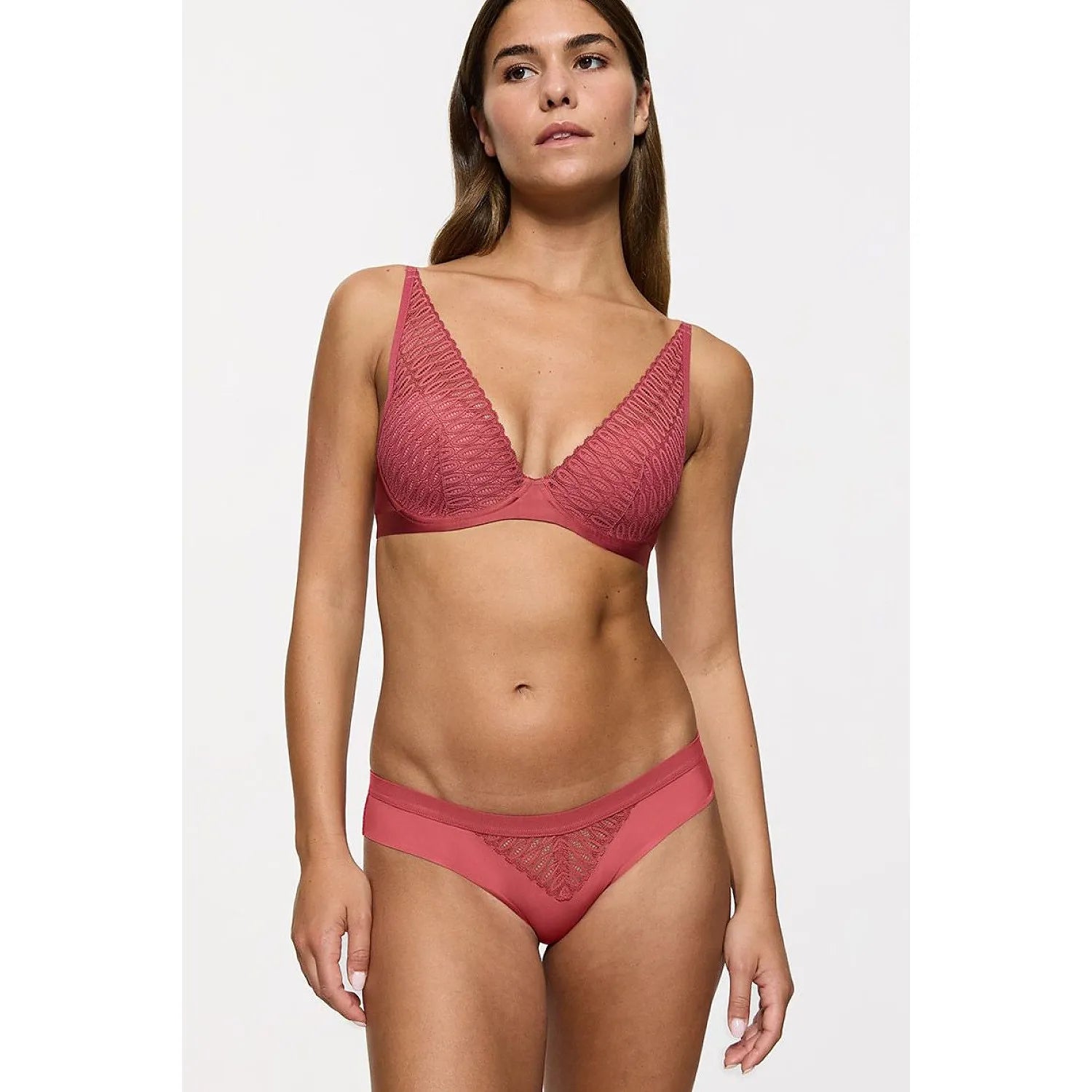 Culotte brésilienne en microfibre rose avec dentelle, design élégant et confortable, mettant en valeur la silhouette fémin...