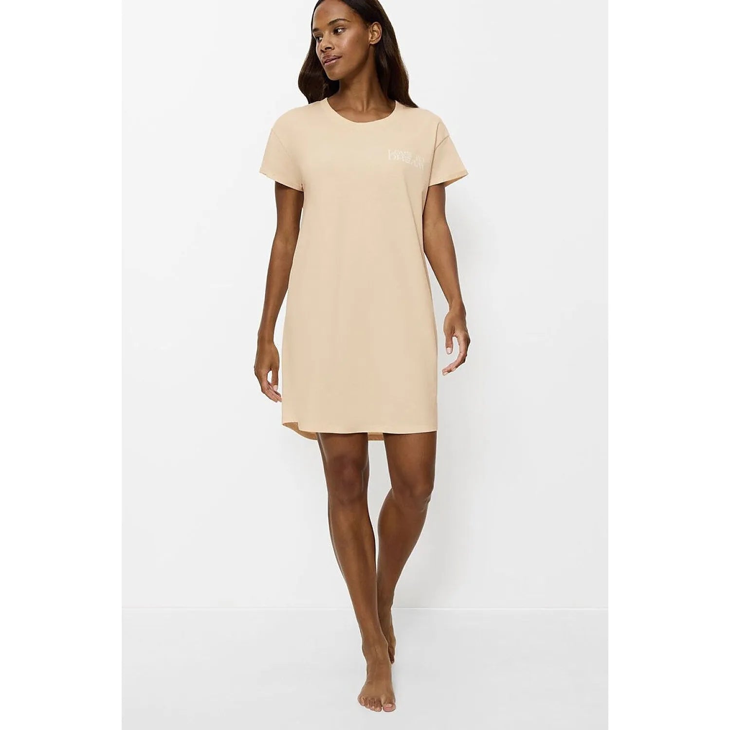 Chemise de nuit beige manches courtes en coton léger, coupe ample, élégance moderne, confort nuit pour femme.