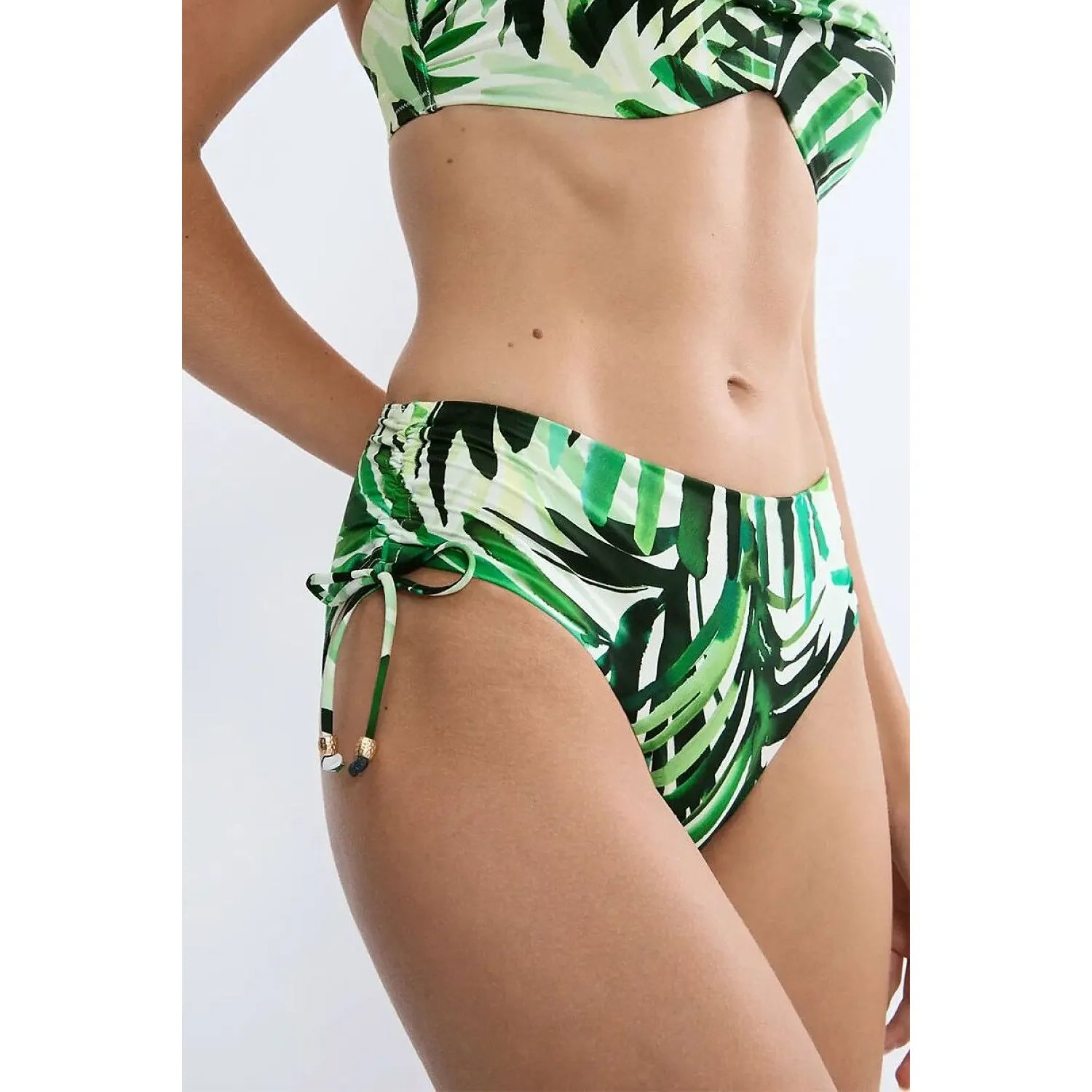 Bas de bikini ajustable vert à motif feuilles tropicales, tissu recyclé, élégant et confortable pour l'été.