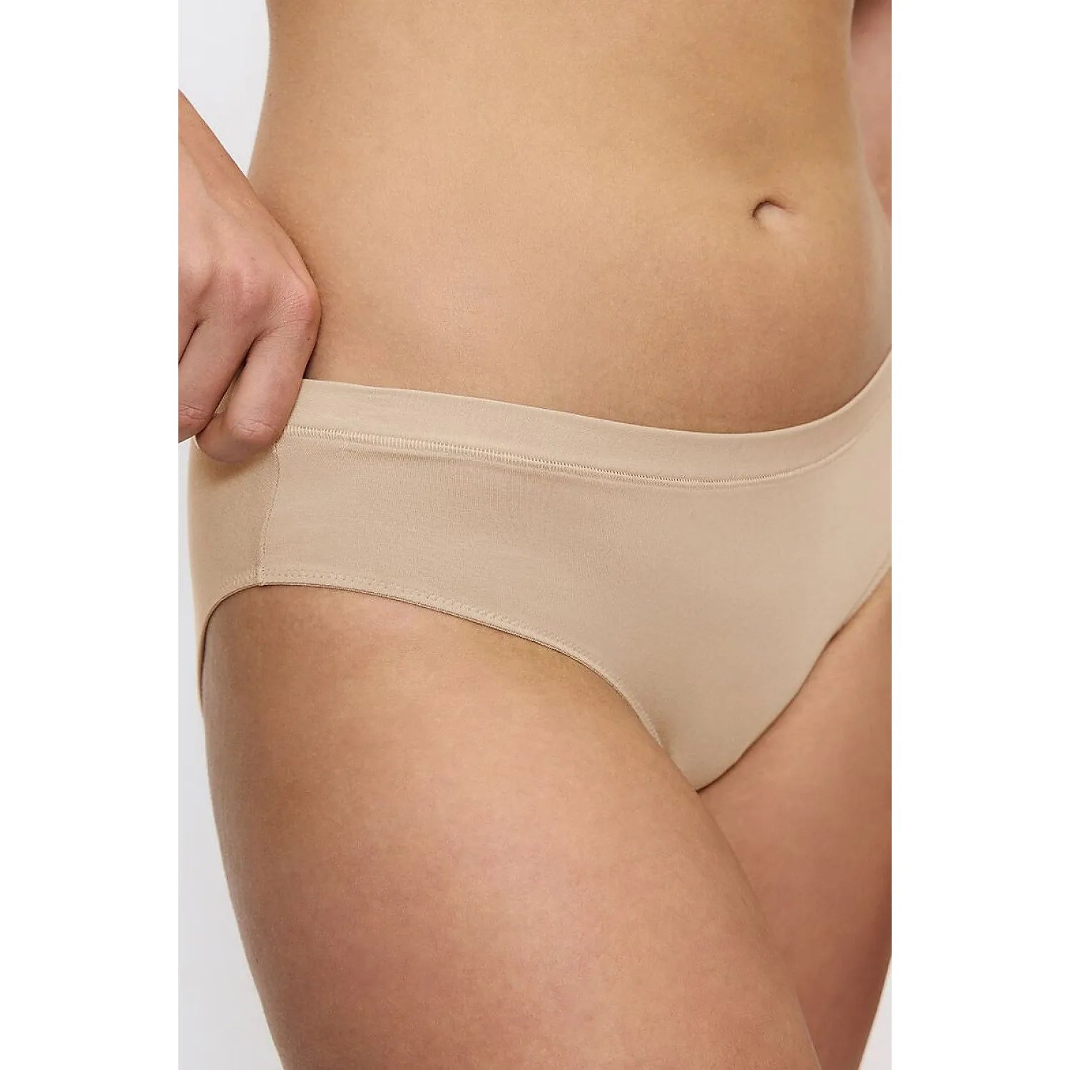 Culotte invisible beige Triumph Sense of Modal, coupe ajustée, tissu modal doux, idéale sous tenues moulantes.