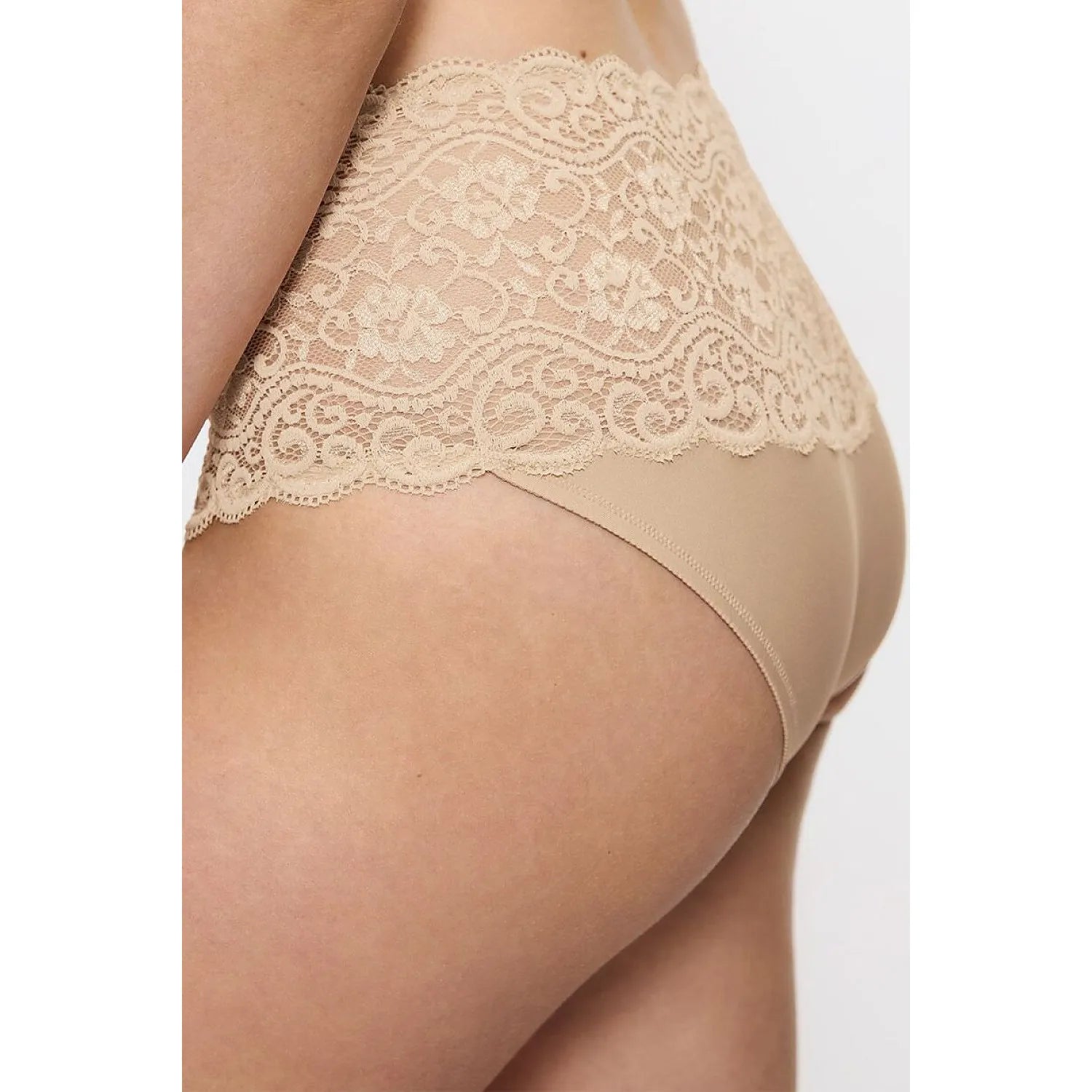 Culotte maxi taille haute beige Triumph en microfibre LYCRA avec dentelle élégante, confort invisible et silhouette sublimée.