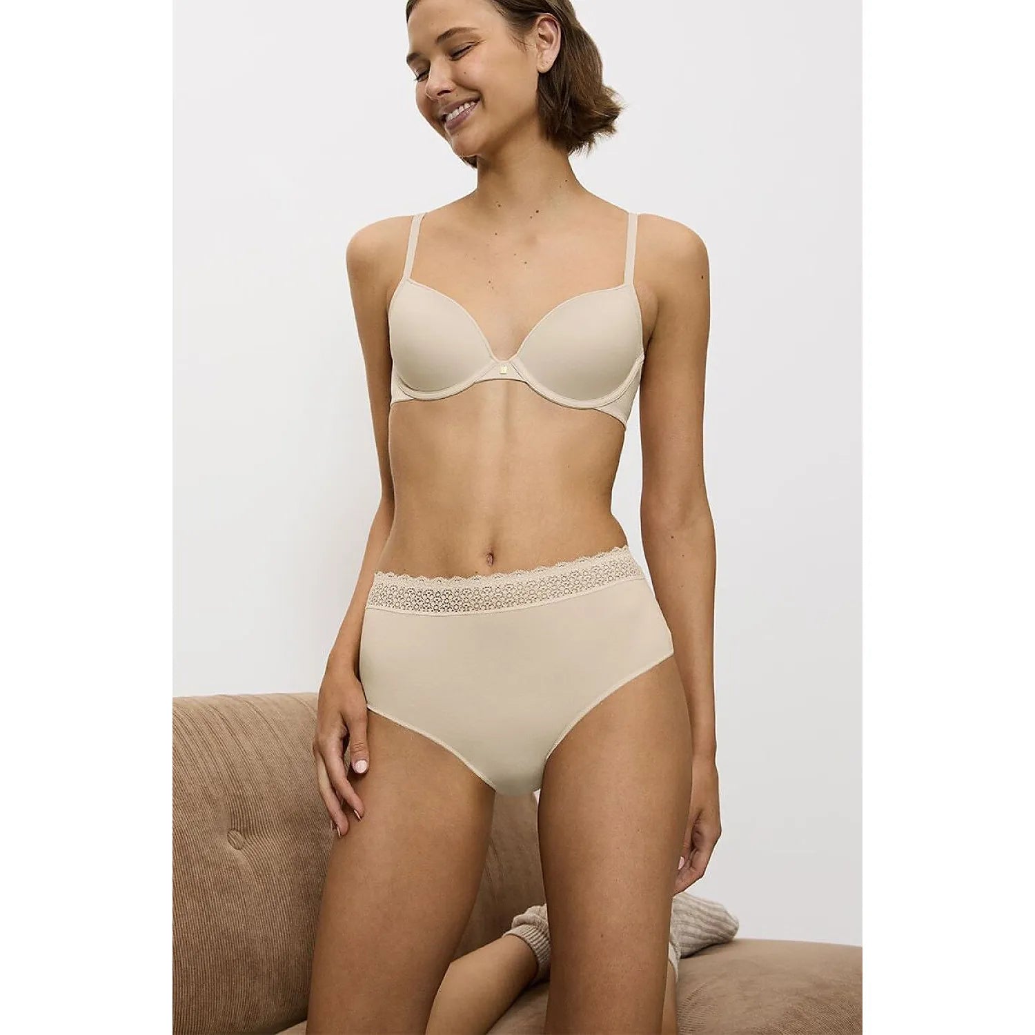 Culotte beige en dentelle recyclée, modal coton bio, femme souriante, confort et élégance écologique Triumph.