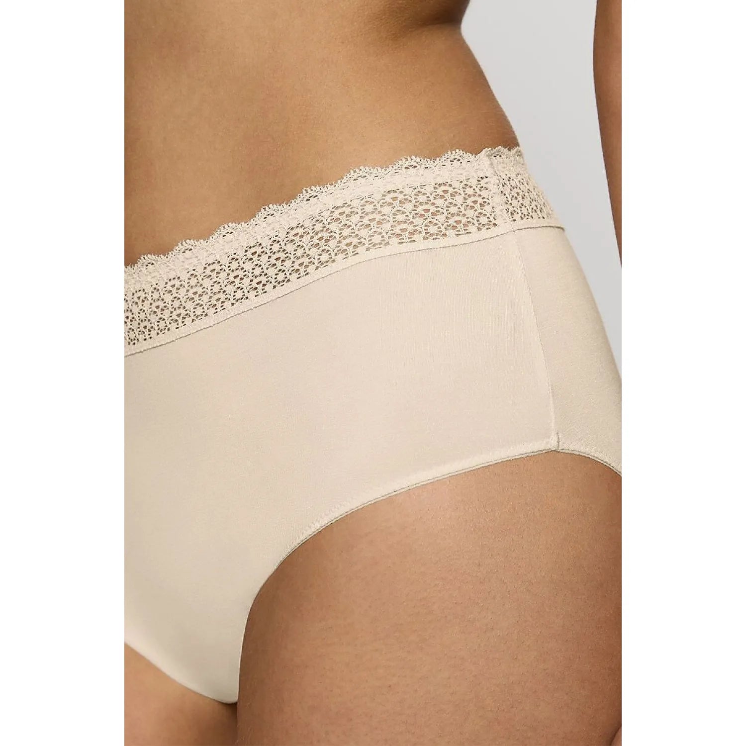 Culotte beige en dentelle recyclée et modal coton bio, taille haute, confort et élégance pour femmes Triumph.