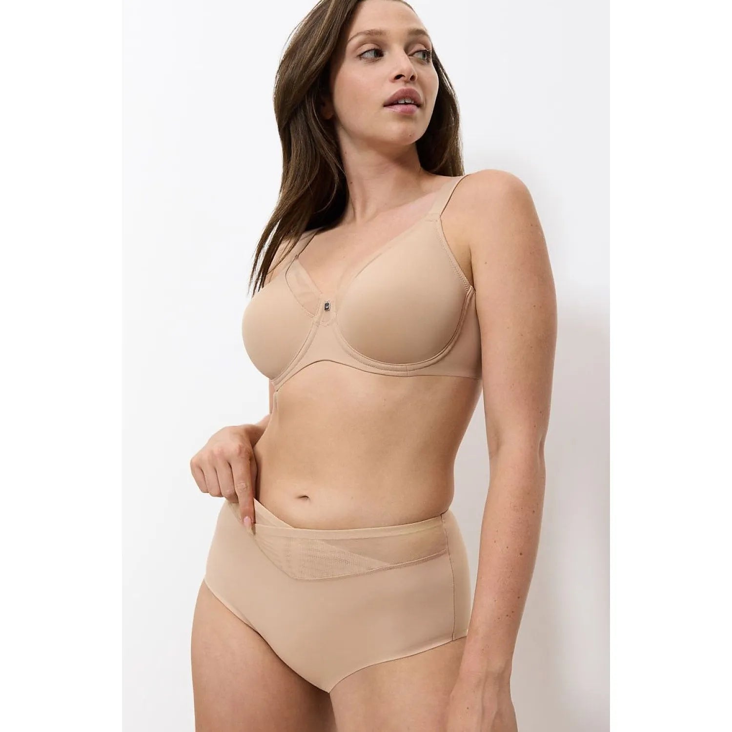 Culottes sculptantes taille haute beige clair Triumph, effet lissant et discret, confort optimal, silhouette sublimée.